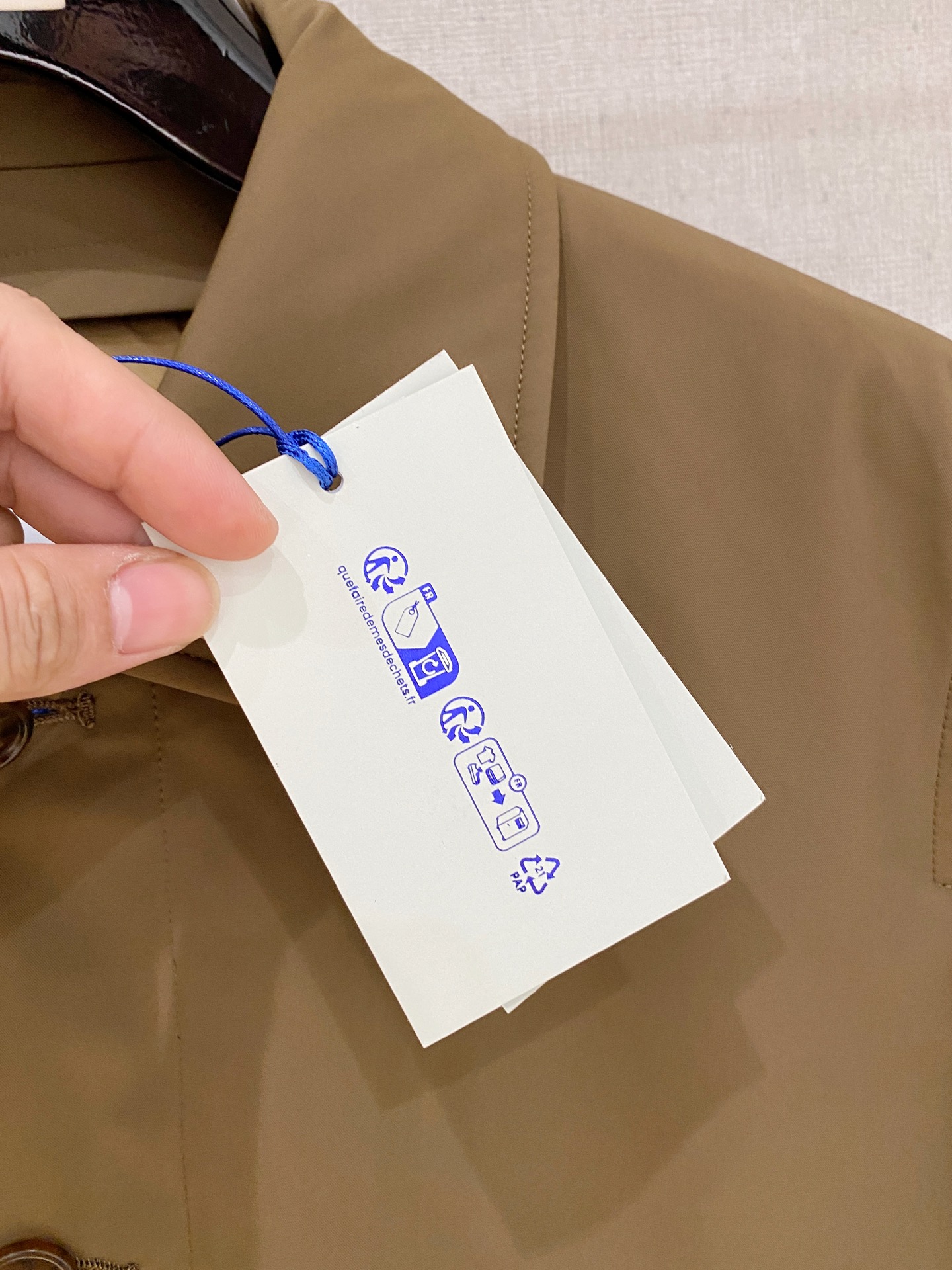 。 b家秋冬男装Praz抽绳风帽短款羽绒夹克Praz抽绳风帽短款羽绒夹克是秋冬男装系列中的一款，以黑色为