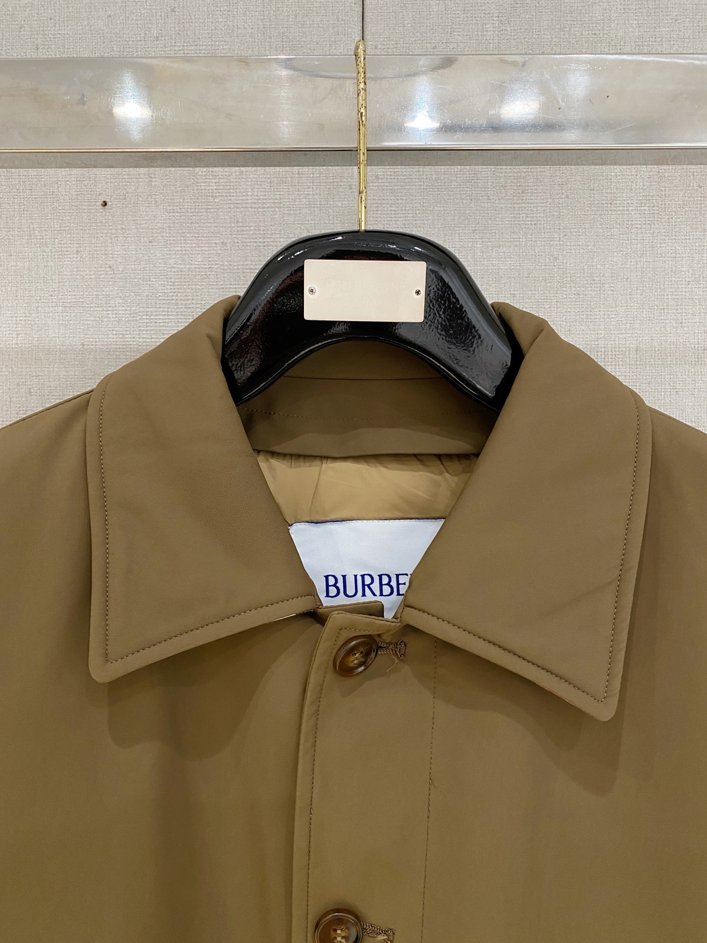 。 b家秋冬男装Praz抽绳风帽短款羽绒夹克Praz抽绳风帽短款羽绒夹克是秋冬男装系列中的一款，以黑色为