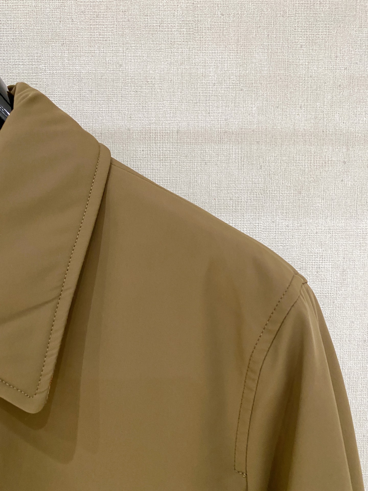 。 b家秋冬男装Praz抽绳风帽短款羽绒夹克Praz抽绳风帽短款羽绒夹克是秋冬男装系列中的一款，以黑色为