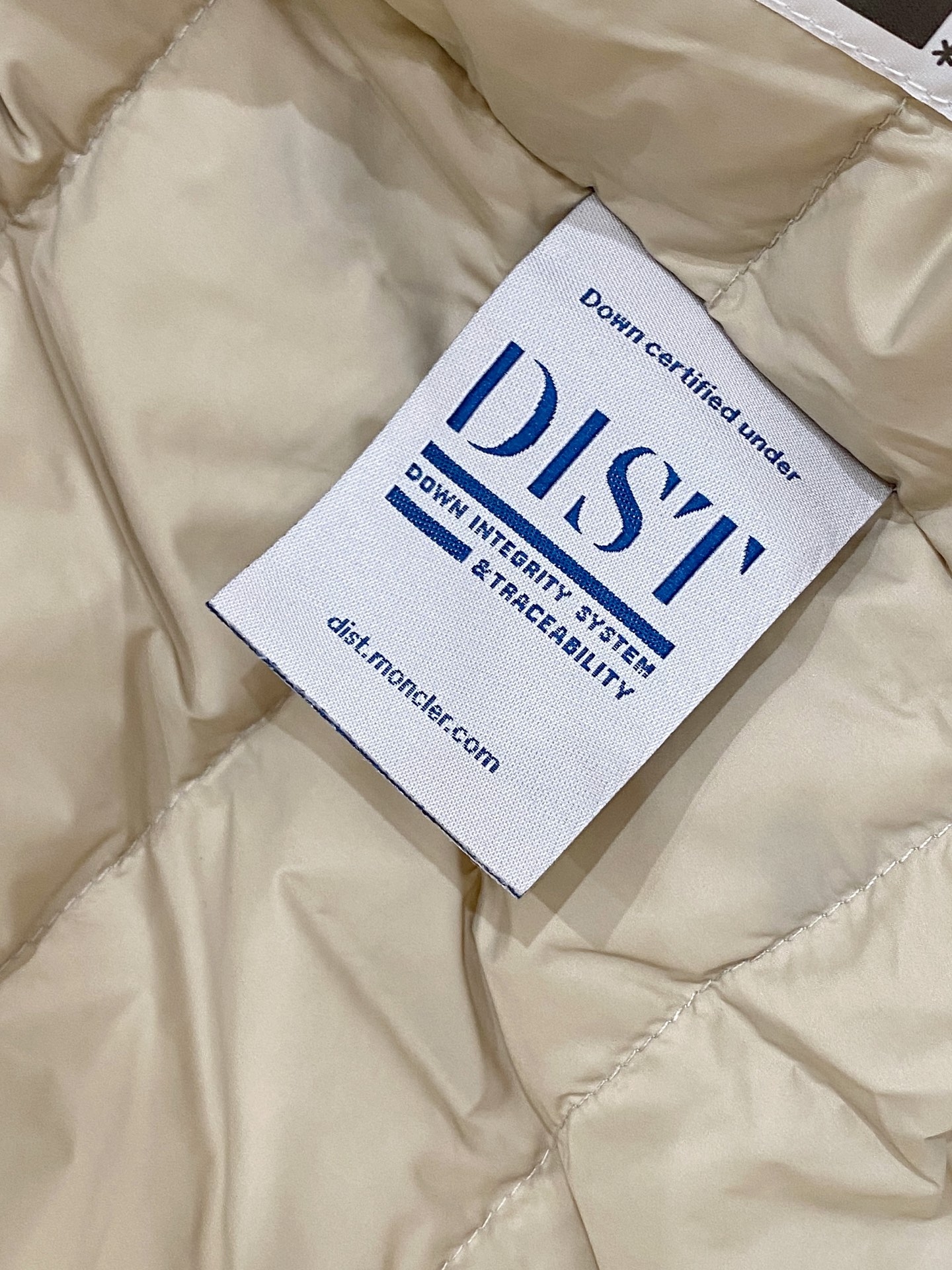 。M家秋冬男装Praz抽绳风帽短款羽绒夹克Praz抽绳风帽短款羽绒夹克是秋冬男装系列中的一款，以黑色为主