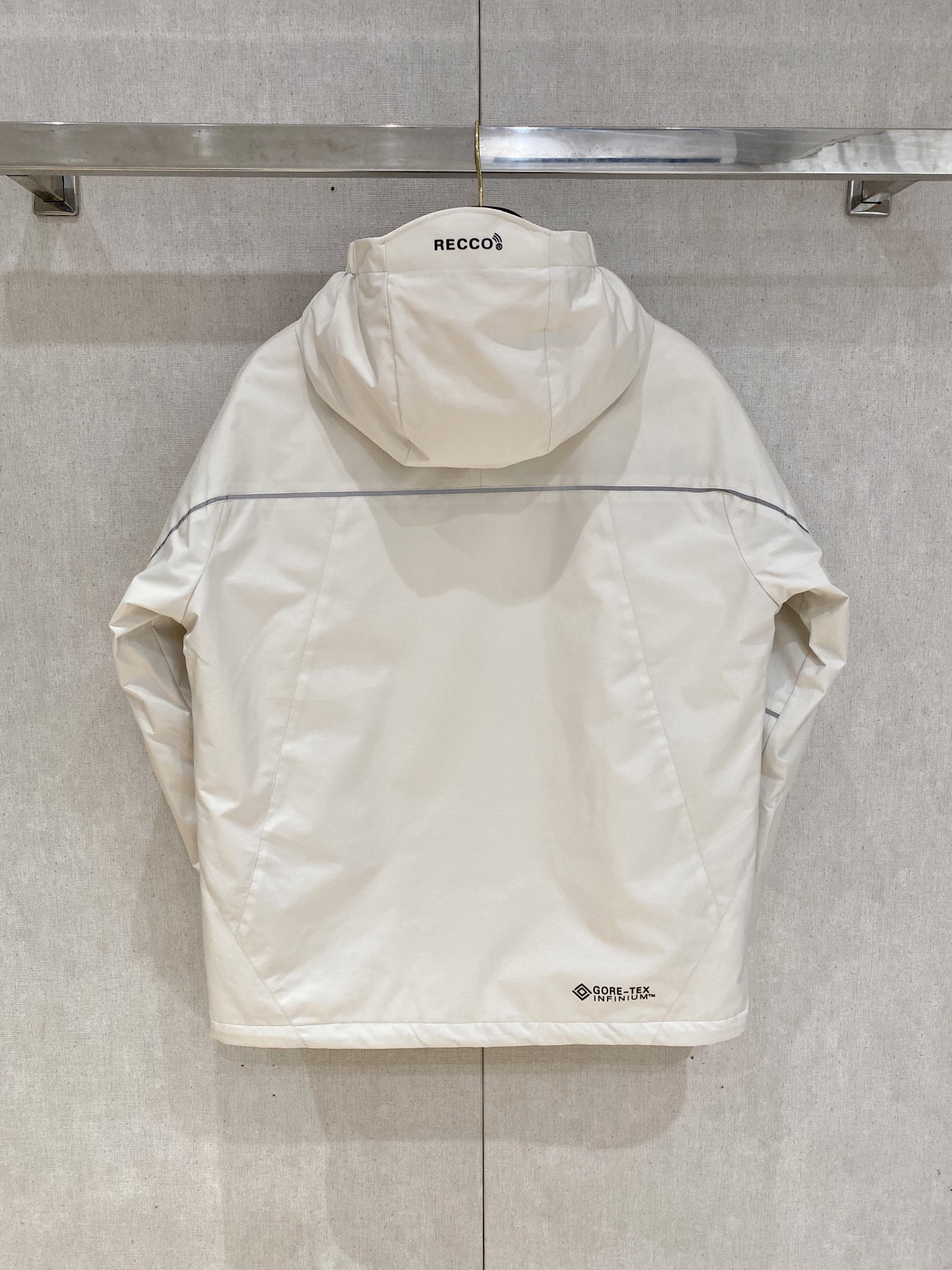 。M家秋冬男装Praz抽绳风帽短款羽绒夹克Praz抽绳风帽短款羽绒夹克是秋冬男装系列中的一款，以黑色为主