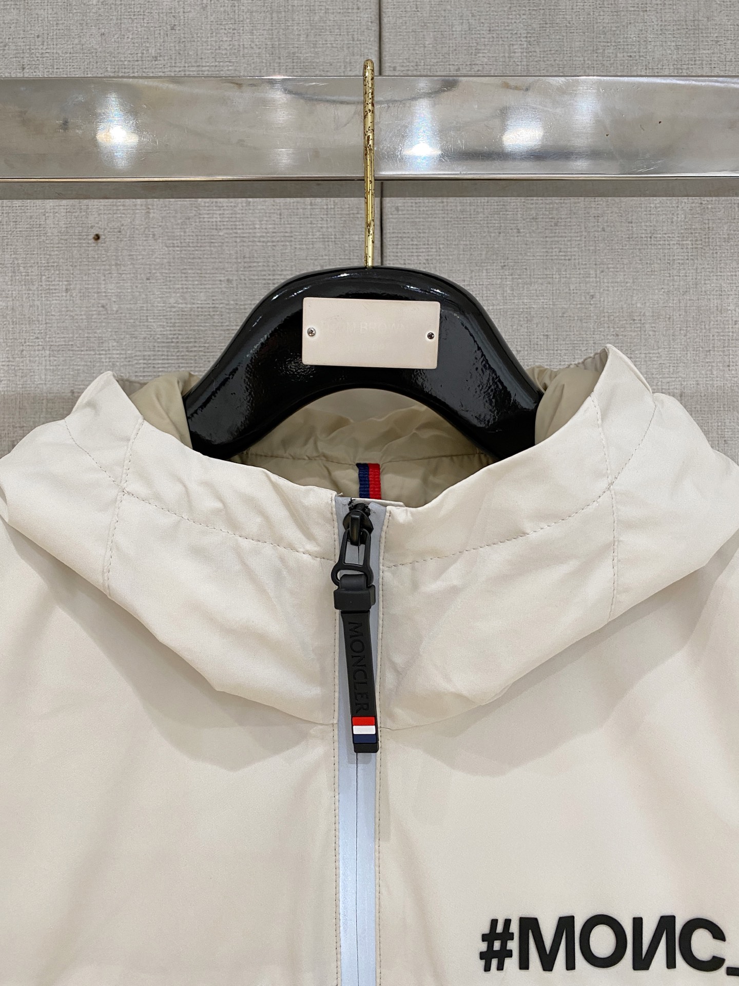 。M家秋冬男装Praz抽绳风帽短款羽绒夹克Praz抽绳风帽短款羽绒夹克是秋冬男装系列中的一款，以黑色为主