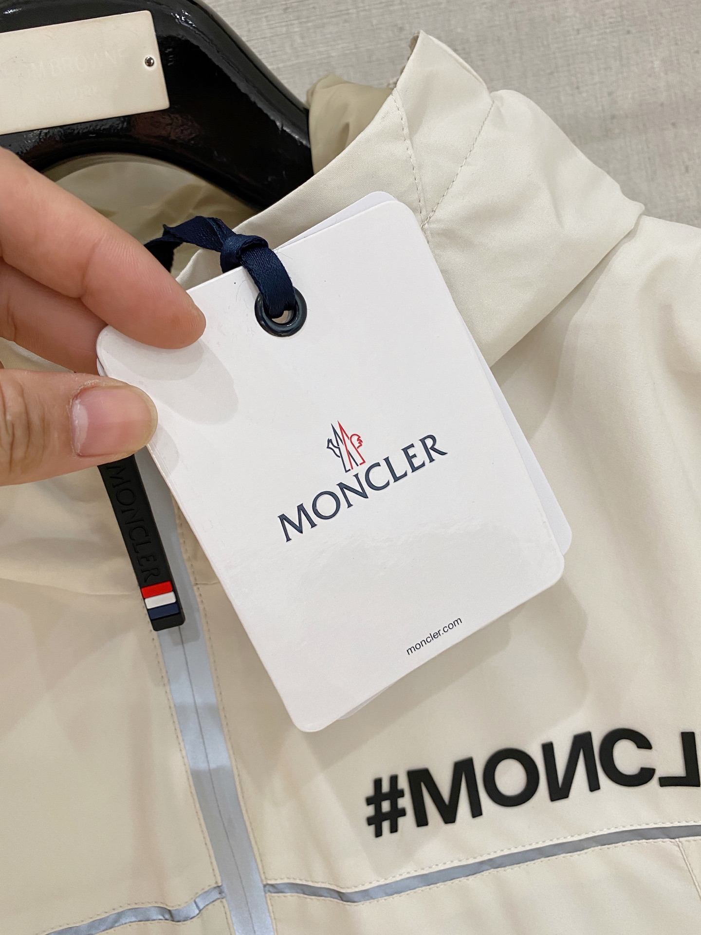 。M家秋冬男装Praz抽绳风帽短款羽绒夹克Praz抽绳风帽短款羽绒夹克是秋冬男装系列中的一款，以黑色为主