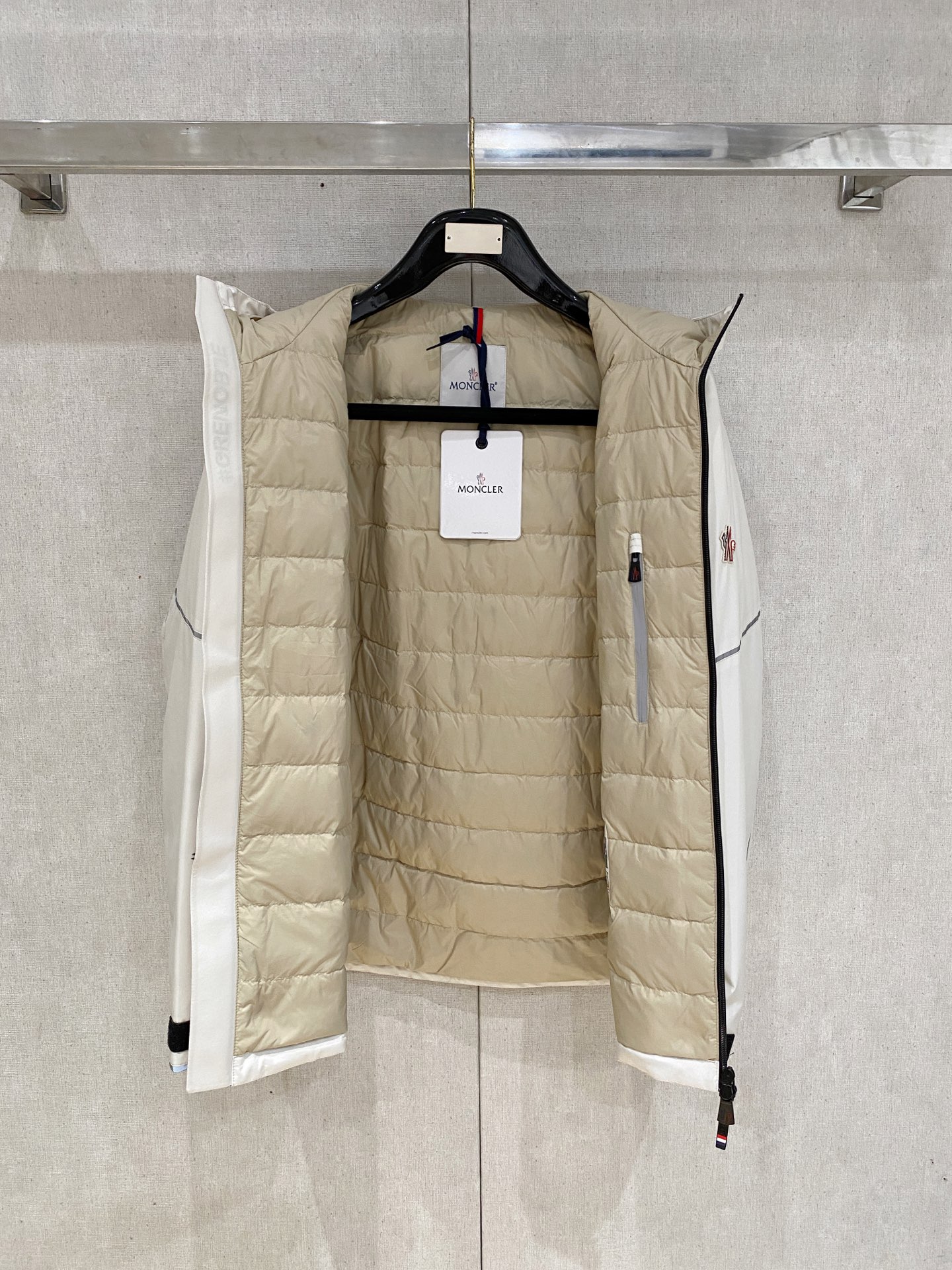 。M家秋冬男装Praz抽绳风帽短款羽绒夹克Praz抽绳风帽短款羽绒夹克是秋冬男装系列中的一款，以黑色为主