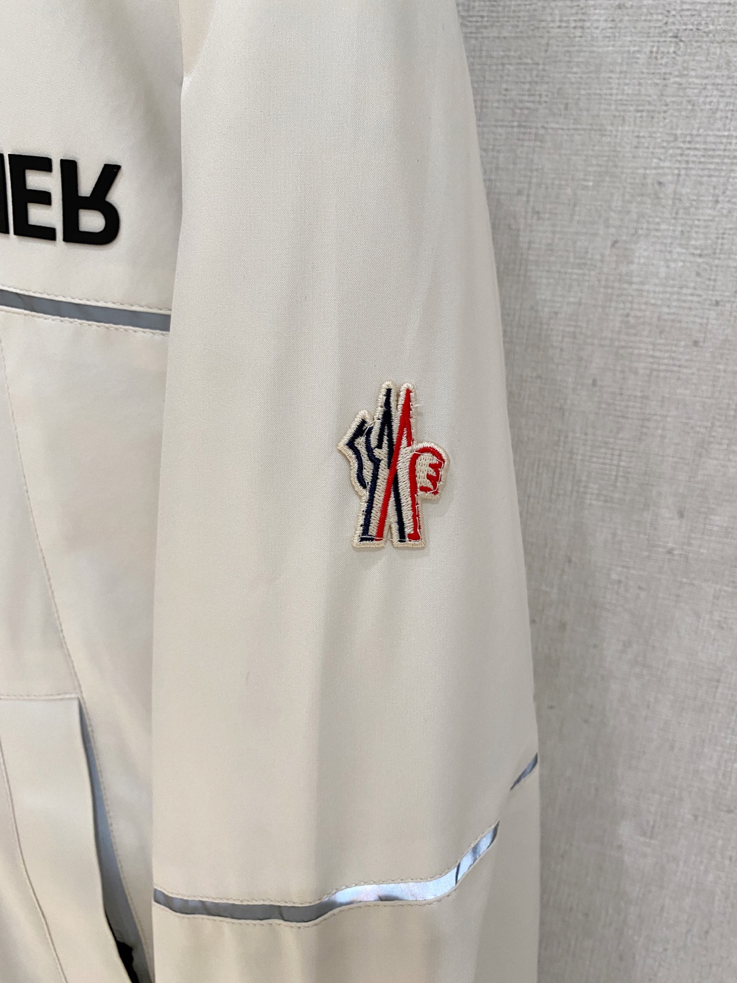 。M家秋冬男装Praz抽绳风帽短款羽绒夹克Praz抽绳风帽短款羽绒夹克是秋冬男装系列中的一款，以黑色为主