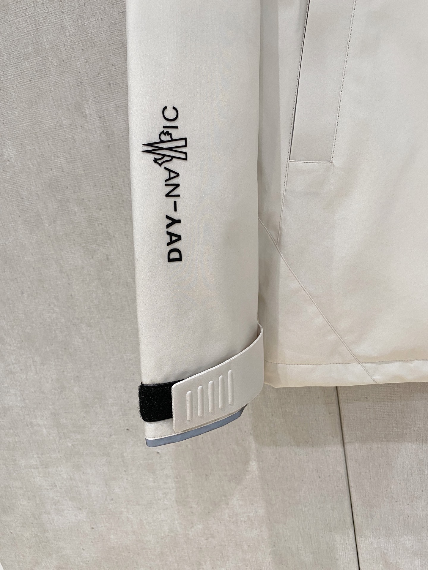 。M家秋冬男装Praz抽绳风帽短款羽绒夹克Praz抽绳风帽短款羽绒夹克是秋冬男装系列中的一款，以黑色为主