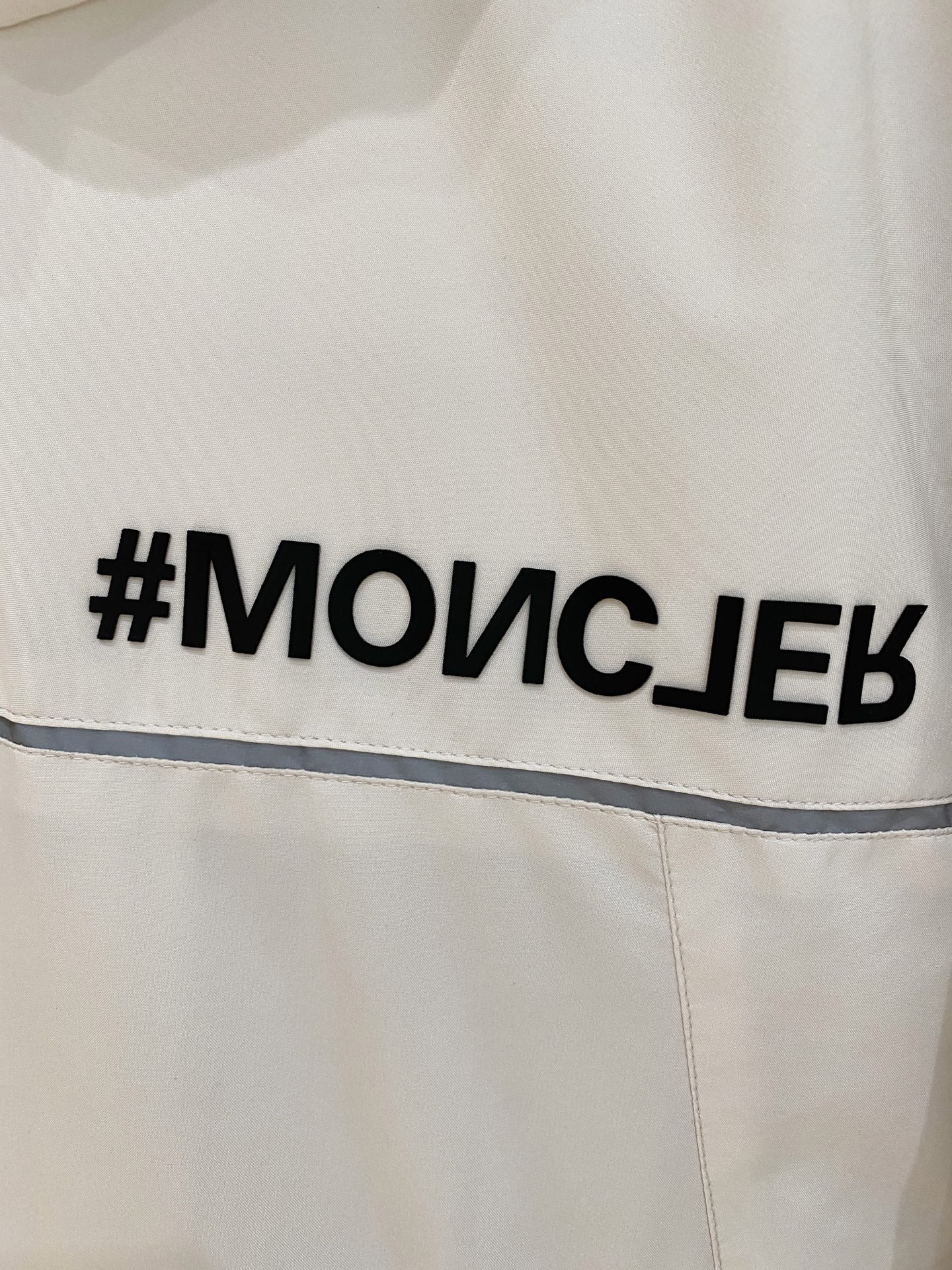 。M家秋冬男装Praz抽绳风帽短款羽绒夹克Praz抽绳风帽短款羽绒夹克是秋冬男装系列中的一款，以黑色为主