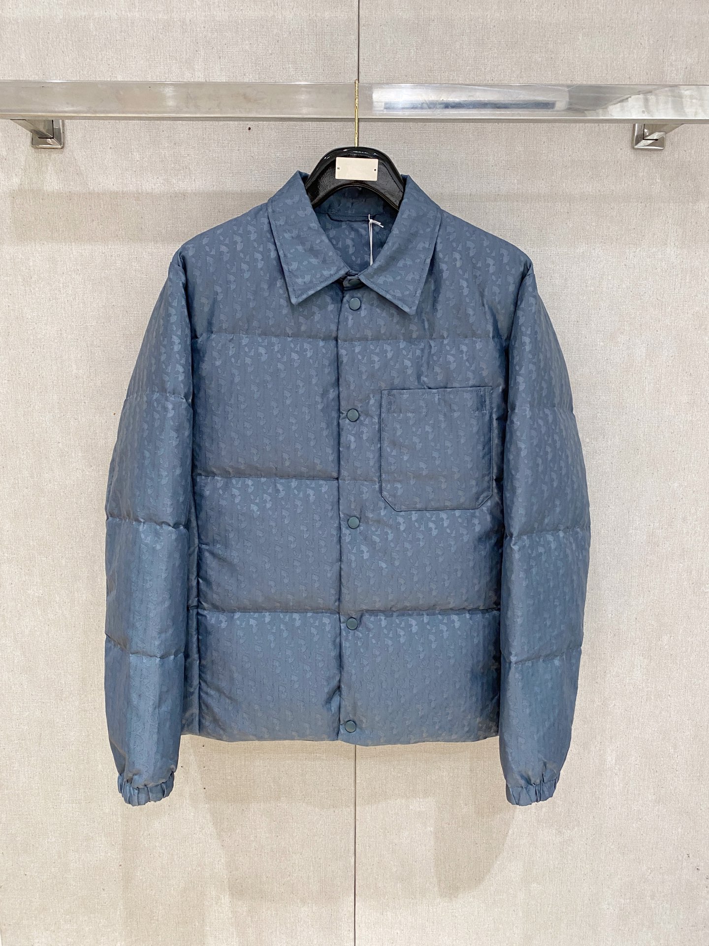 NO:624373,D's autumn and winter men's Praz drawstring hood short down jacket Praz drawstring hood short down jacket is one of the autumn and winter men's series, with black as the main color, both fashionable and practical. This Praz down jacket is designed with a black jacket, simple yet elegant. Its unique drawstring hood design not only adds a sense of fashion, but also provides the wearer with extra warmth in the cold wind. The short cut highlights the sophistication and neatness of men.  The jacket is made of customized elastic knitted thick thermal fabric, which not only has excellent thermal insulation performance, but also has good elasticity and wear resistance. The customized knitting process makes the fabric tighter and effectively prevents the intrusion of cold air. The interior is filled with high-quality 90 white goose down to ensure the thermal insulation performance of the jacket  The main color is black, making the jacket more classic and versatile. It can be easily matched with a fashionable look whether in formal occasions or leisure time. Its customized elastic knitted thick warm fabric and unique design style make it stand out among many down jackets and become the first choice for men in autumn and winter. Size data: M, L, XL, XXL, XXXL,, prada, dior, jackets & coats, jackets & coats, down jacket, hats, alexander wang19860909D家秋冬男装Praz抽绳风帽短款羽绒夹克Praz抽绳风帽短款羽绒夹克是秋冬男装系列中的一款,以黑色为主色调,兼具时尚与实用性. 这款Praz羽绒夹克采用黑色外套设计,简约而不失大气.其独特的抽绳风帽设计,不仅增添了时尚感,还能在寒风中为佩戴者提供额外的保暖效果.短款剪裁更是凸显男性的干练与利落. 外套采用定制弹力针织厚实保暖面料,这种面料不仅具有出色的保暖性能,还具有较好的弹性和耐磨性.定制的针织工艺使得面料更加紧密,有效防止冷空气的侵入. 内里采用高质量的90白鹅羽绒填充,保证了外套的保暖性能 以黑色为主色调,使得外套更加经典百搭.无论是在正式场合还是休闲时光,都能轻松搭配出时尚的造型.其定制弹力针织厚实保暖面料和独特的设计风格使得它在众多羽绒外套中脱颖而出,成为男性秋冬季节的首选单品. 尺码数据:M,L,XL,XXL,XXXL,,prada,dior,jackets & coats,jackets & coats,down jacket,hats,alexander wang,Men's clothing