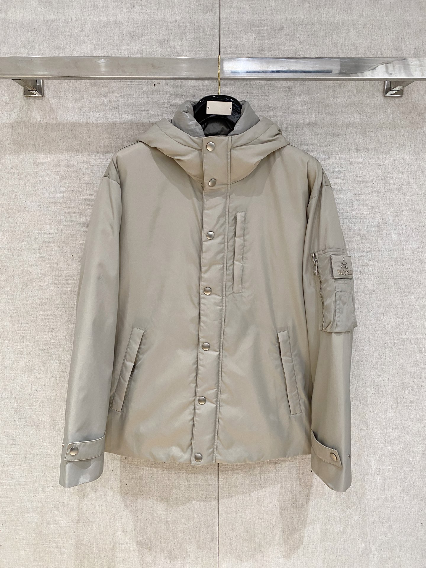 NO:537925,P home autumn and winter men's Praz drawstring short down jacket Praz drawstring short down jacket is one of the autumn and winter men's clothing series, with black as the main color, both fashion and practical. This Praz down jacket is designed with a black jacket, simple and yet atmospheric. Its unique drawstring style hood design not only adds a sense of fashion, but also provides the wearer with additional warmth in the cold wind. The short cut highlights the ability and neatness of men. The jacket uses a customized elastic knit thick warm fabric, which not only has excellent warmth performance, but also has good elasticity and wear resistance. The customized knitting process makes the fabric tighter and effectively prevents the invasion of cold air. The inner part is filled with high-quality 90 white goose down, ensuring the warmth performance of the jacket  The main color of black makes the jacket more classic and versatile. Whether in formal occasions or casual time, it can easily match fashionable styles. Its custom elastic knit thick and warm fabric and unique design style make it stand out among many down jackets and become the first choice for men in autumn and winter. Size data: M, L, XL, XXL, XXXL, prada, jackets & coats, jackets & coats, down jacket, hats, alexander wang19860909P家秋冬男装Praz抽绳风帽短款羽绒夹克Praz抽绳风帽短款羽绒夹克是秋冬男装系列中的一款,以黑色为主色调,兼具时尚与实用性. 这款Praz羽绒夹克采用黑色外套设计,简约而不失大气.其独特的抽绳风帽设计,不仅增添了时尚感,还能在寒风中为佩戴者提供额外的保暖效果.短款剪裁更是凸显男性的干练与利落. 外套采用定制弹力针织厚实保暖面料,这种面料不仅具有出色的保暖性能,还具有较好的弹性和耐磨性.定制的针织工艺使得面料更加紧密,有效防止冷空气的侵入. 内里采用高质量的90白鹅羽绒填充,保证了外套的保暖性能 以黑色为主色调,使得外套更加经典百搭.无论是在正式场合还是休闲时光,都能轻松搭配出时尚的造型.其定制弹力针织厚实保暖面料和独特的设计风格使得它在众多羽绒外套中脱颖而出,成为男性秋冬季节的首选单品. 尺码数据:M,L,XL,XXL,XXXL,,prada,jackets & coats,jackets & coats,down jacket,hats,alexander wang,Men's clothing