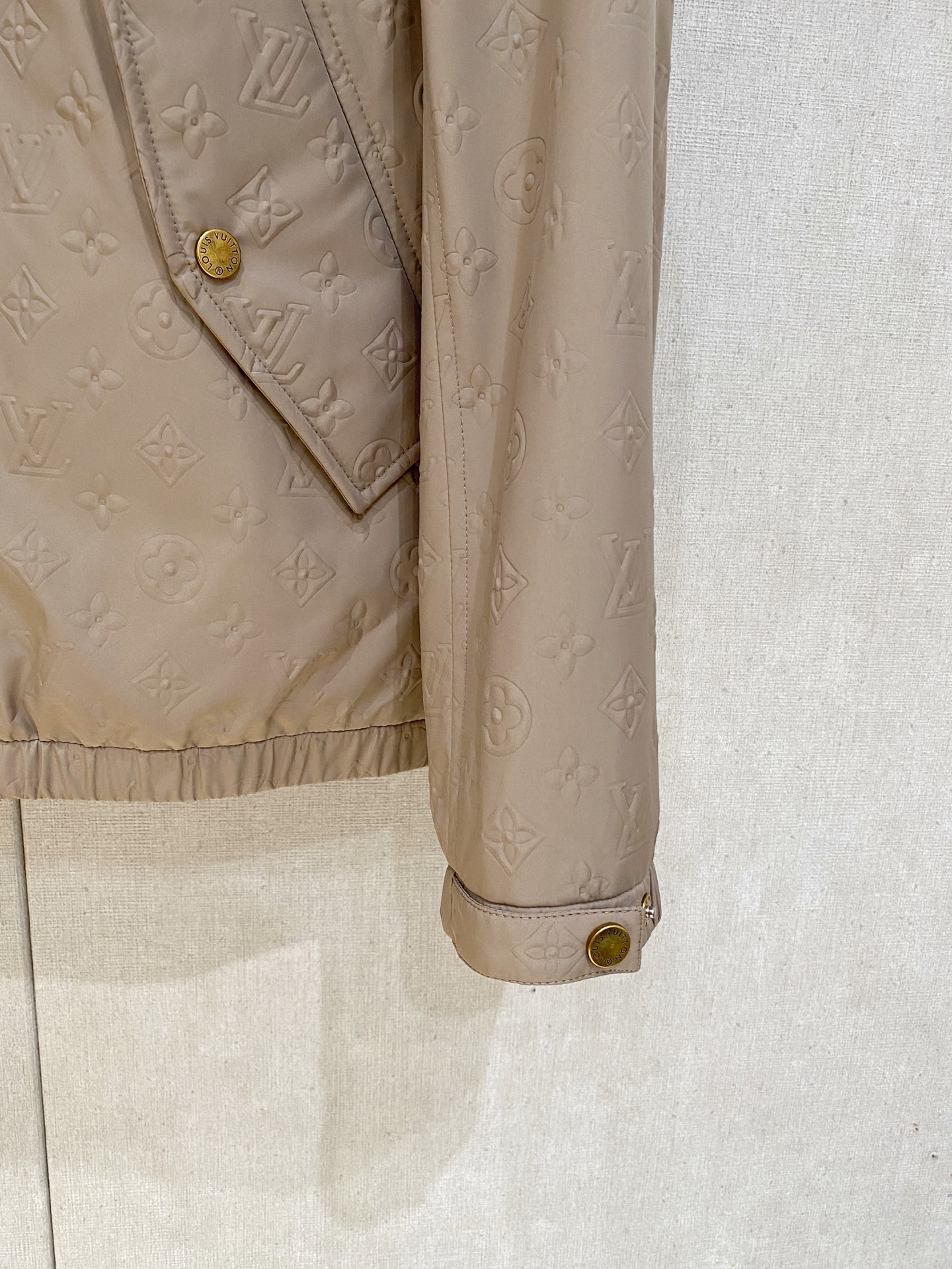 。路家秋冬男装Praz抽绳风帽短款羽绒夹克Praz抽绳风帽短款羽绒夹克是秋冬男装系列中的一款，以黑色为主