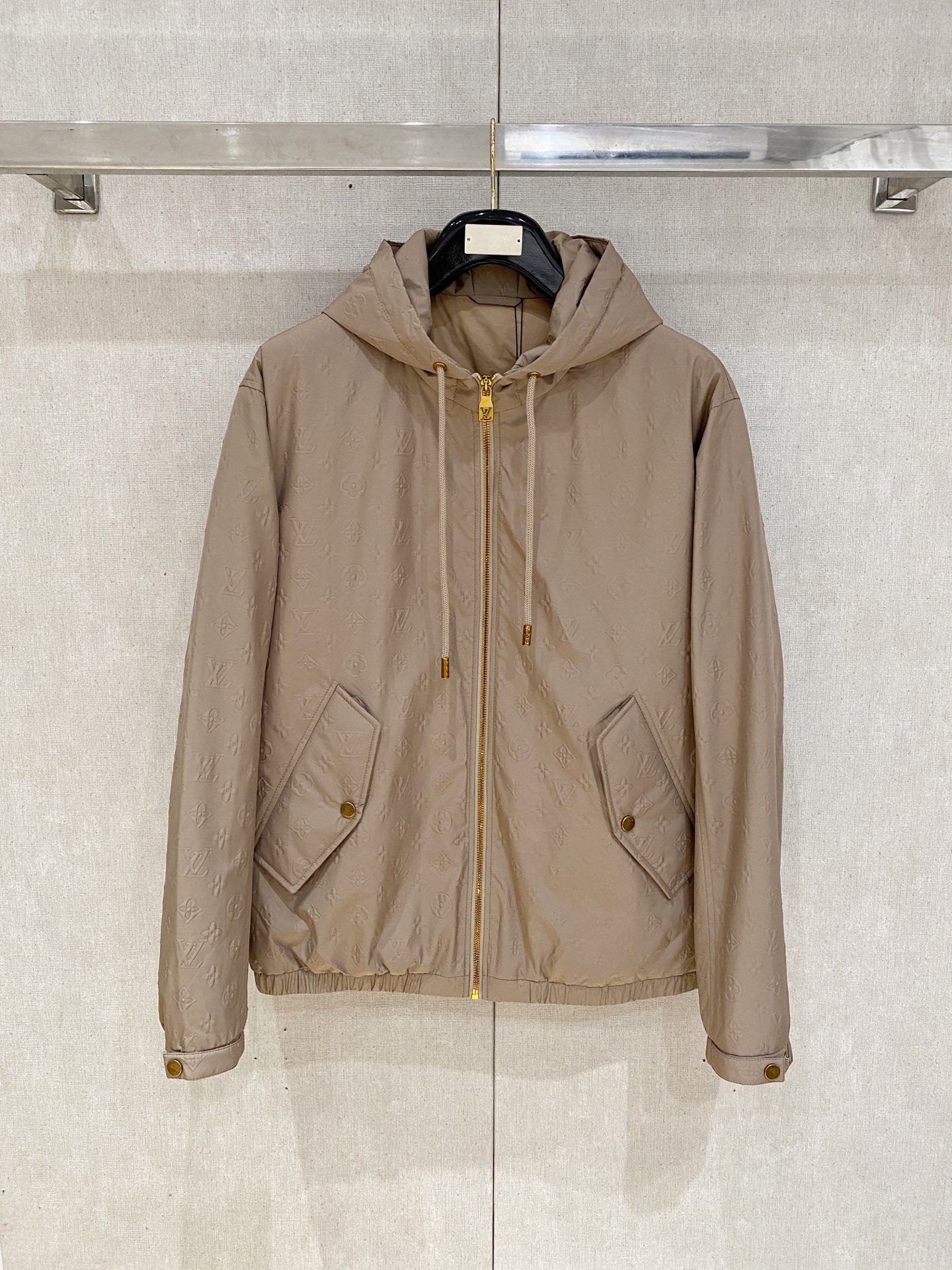 。路家秋冬男装Praz抽绳风帽短款羽绒夹克Praz抽绳风帽短款羽绒夹克是秋冬男装系列中的一款，以黑色为主