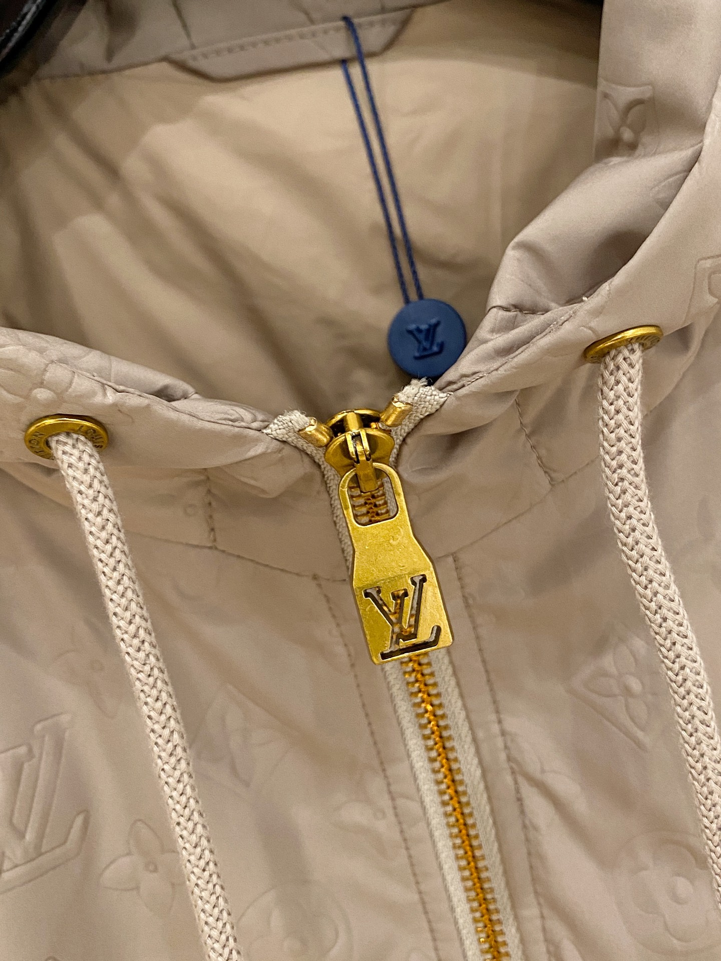 。路家秋冬男装Praz抽绳风帽短款羽绒夹克Praz抽绳风帽短款羽绒夹克是秋冬男装系列中的一款，以黑色为主