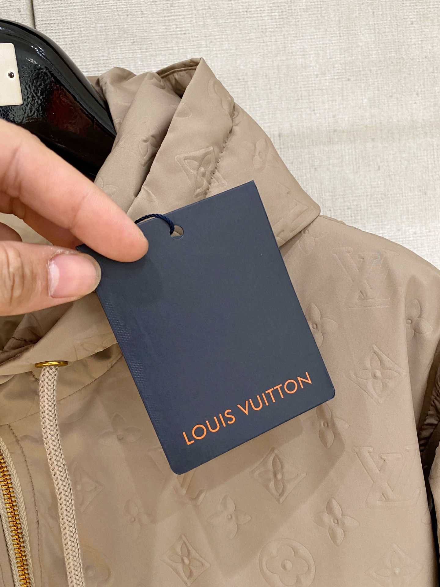 。路家秋冬男装Praz抽绳风帽短款羽绒夹克Praz抽绳风帽短款羽绒夹克是秋冬男装系列中的一款，以黑色为主