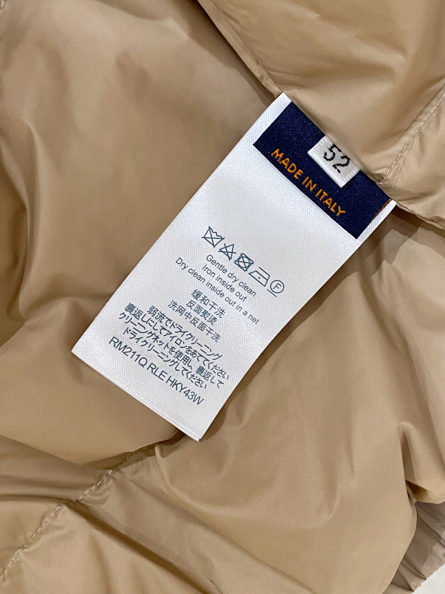 。路家秋冬男装Praz抽绳风帽短款羽绒夹克Praz抽绳风帽短款羽绒夹克是秋冬男装系列中的一款，以黑色为主