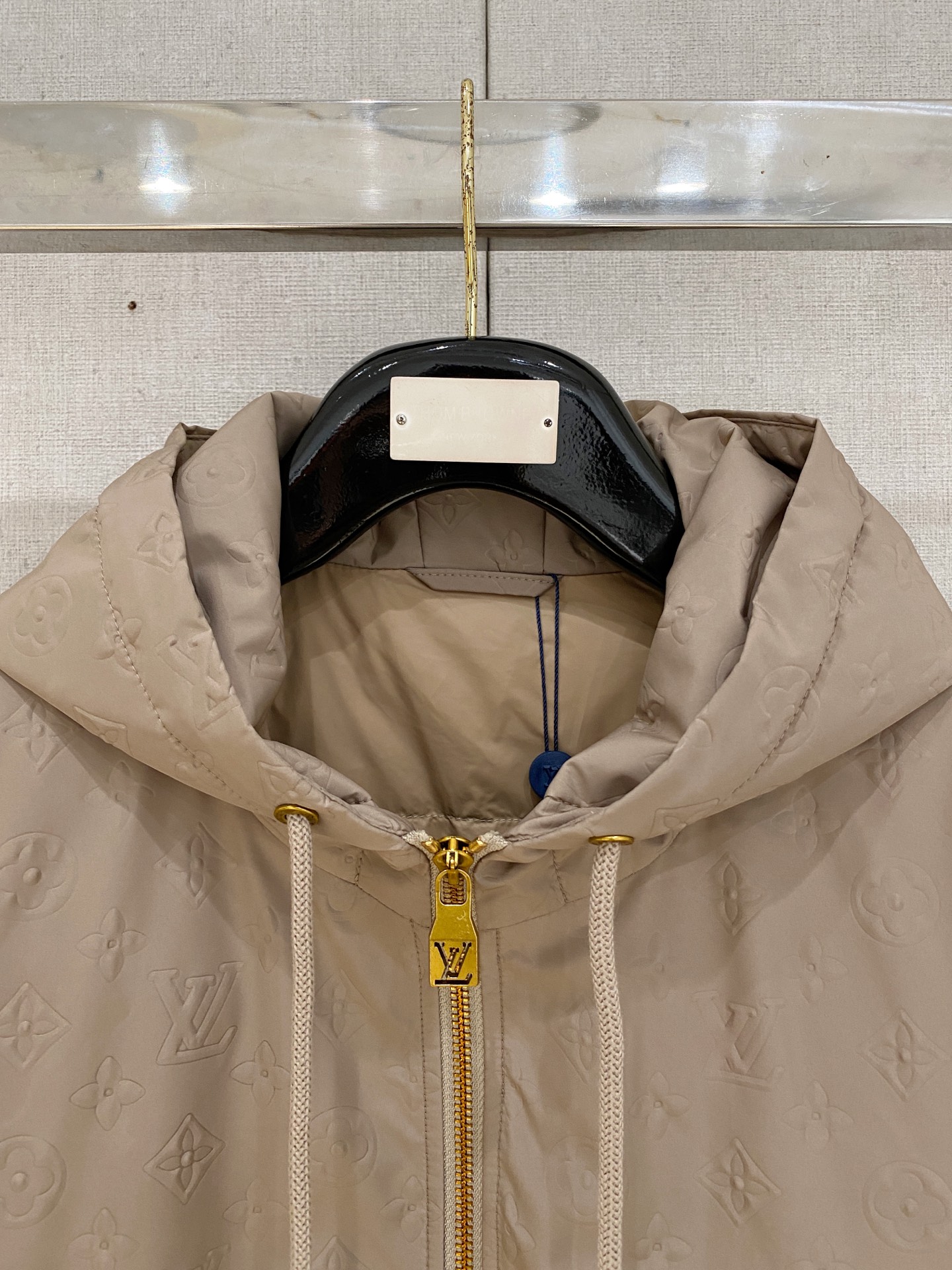 。路家秋冬男装Praz抽绳风帽短款羽绒夹克Praz抽绳风帽短款羽绒夹克是秋冬男装系列中的一款，以黑色为主