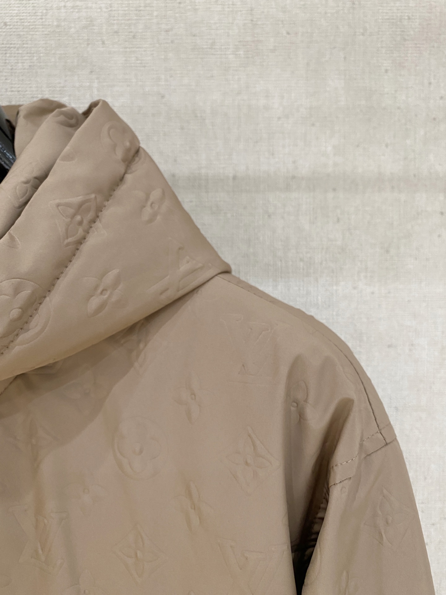 。路家秋冬男装Praz抽绳风帽短款羽绒夹克Praz抽绳风帽短款羽绒夹克是秋冬男装系列中的一款，以黑色为主