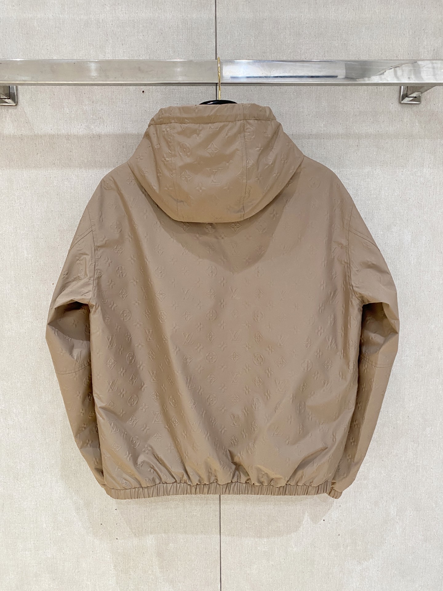 。路家秋冬男装Praz抽绳风帽短款羽绒夹克Praz抽绳风帽短款羽绒夹克是秋冬男装系列中的一款，以黑色为主