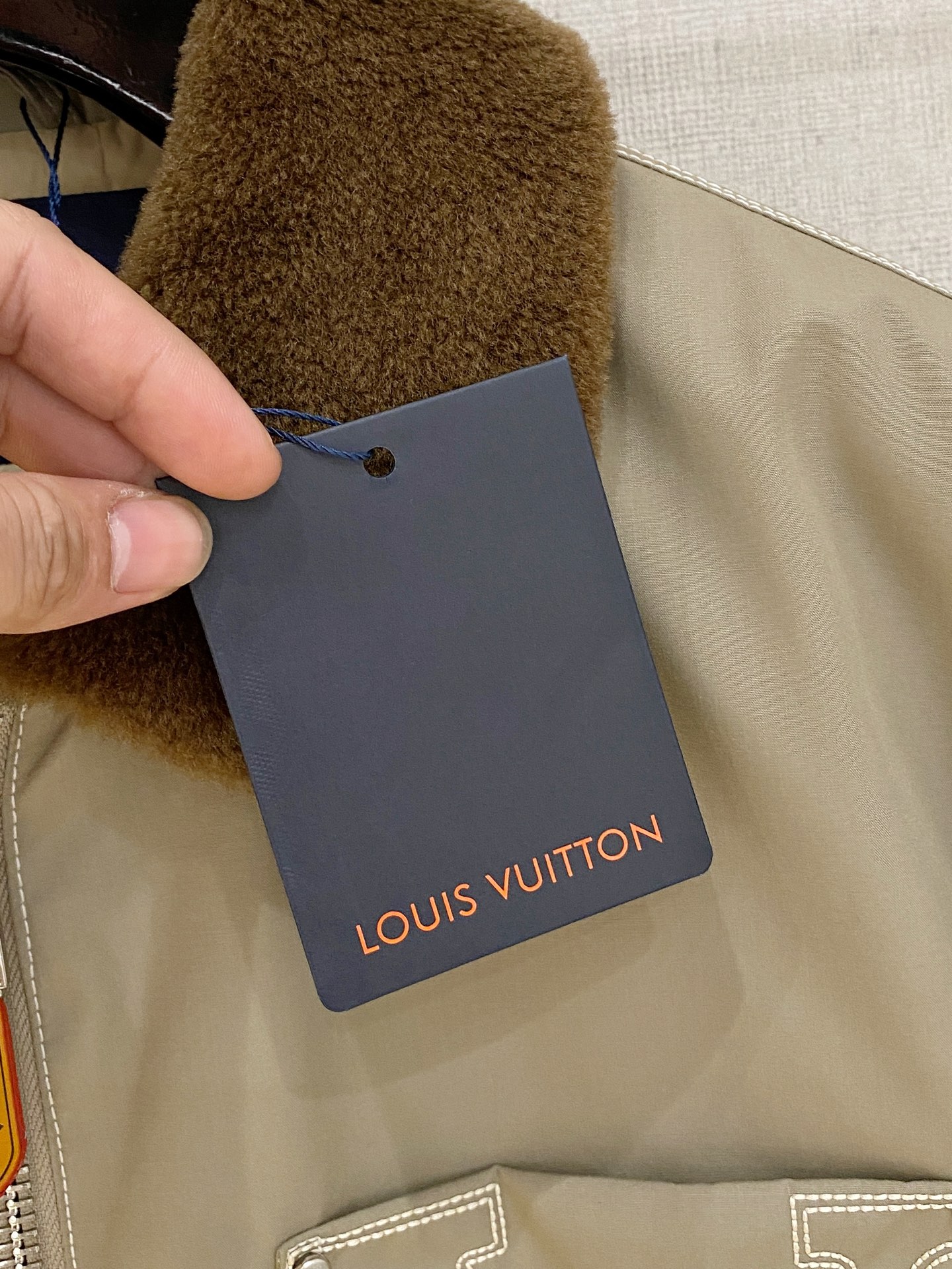 。 路家秋冬男装Praz抽绳风帽短款羽绒夹克Praz抽绳风帽短款羽绒夹克是秋冬男装系列中的一款，以黑色为