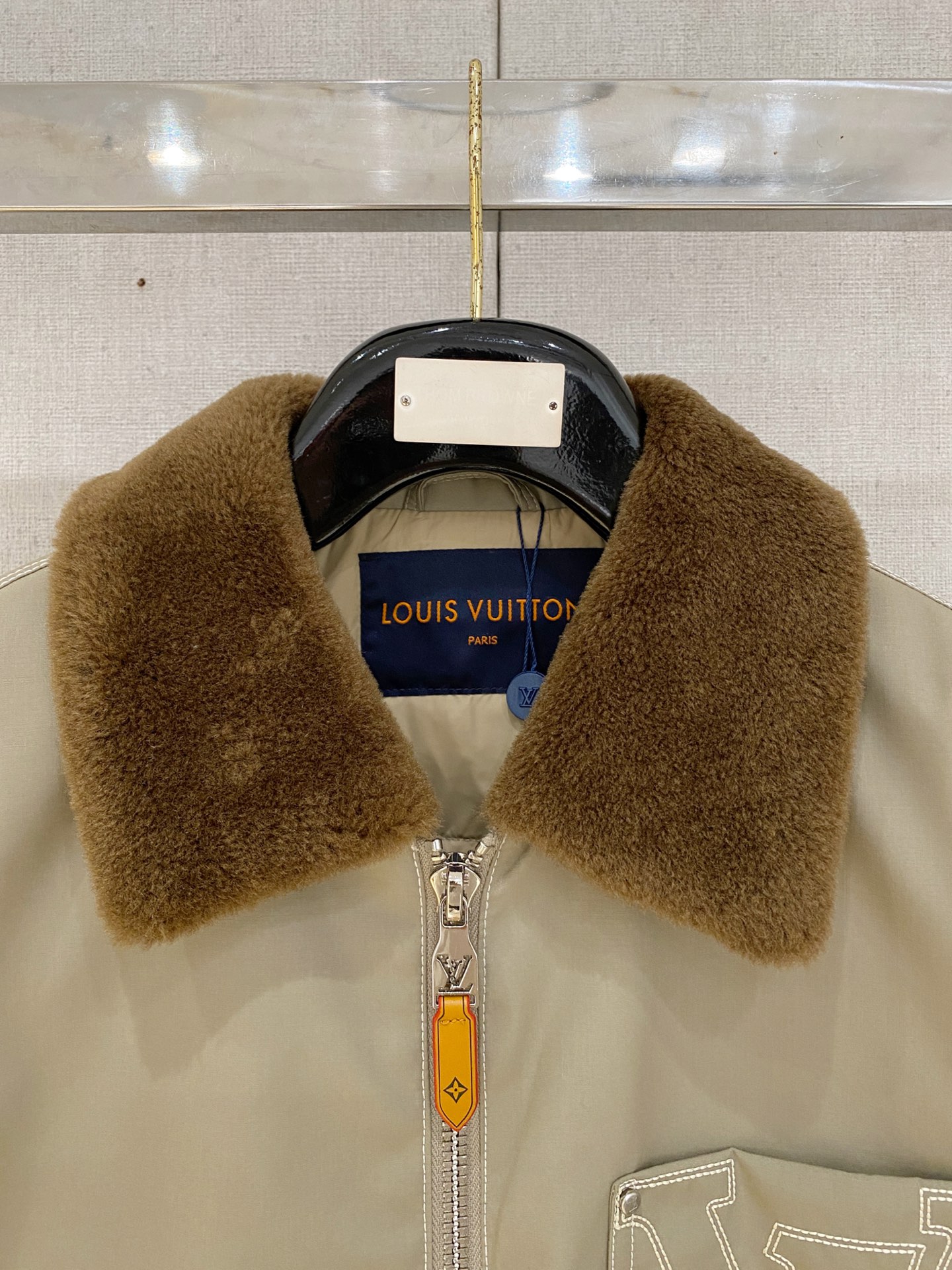 。 路家秋冬男装Praz抽绳风帽短款羽绒夹克Praz抽绳风帽短款羽绒夹克是秋冬男装系列中的一款，以黑色为