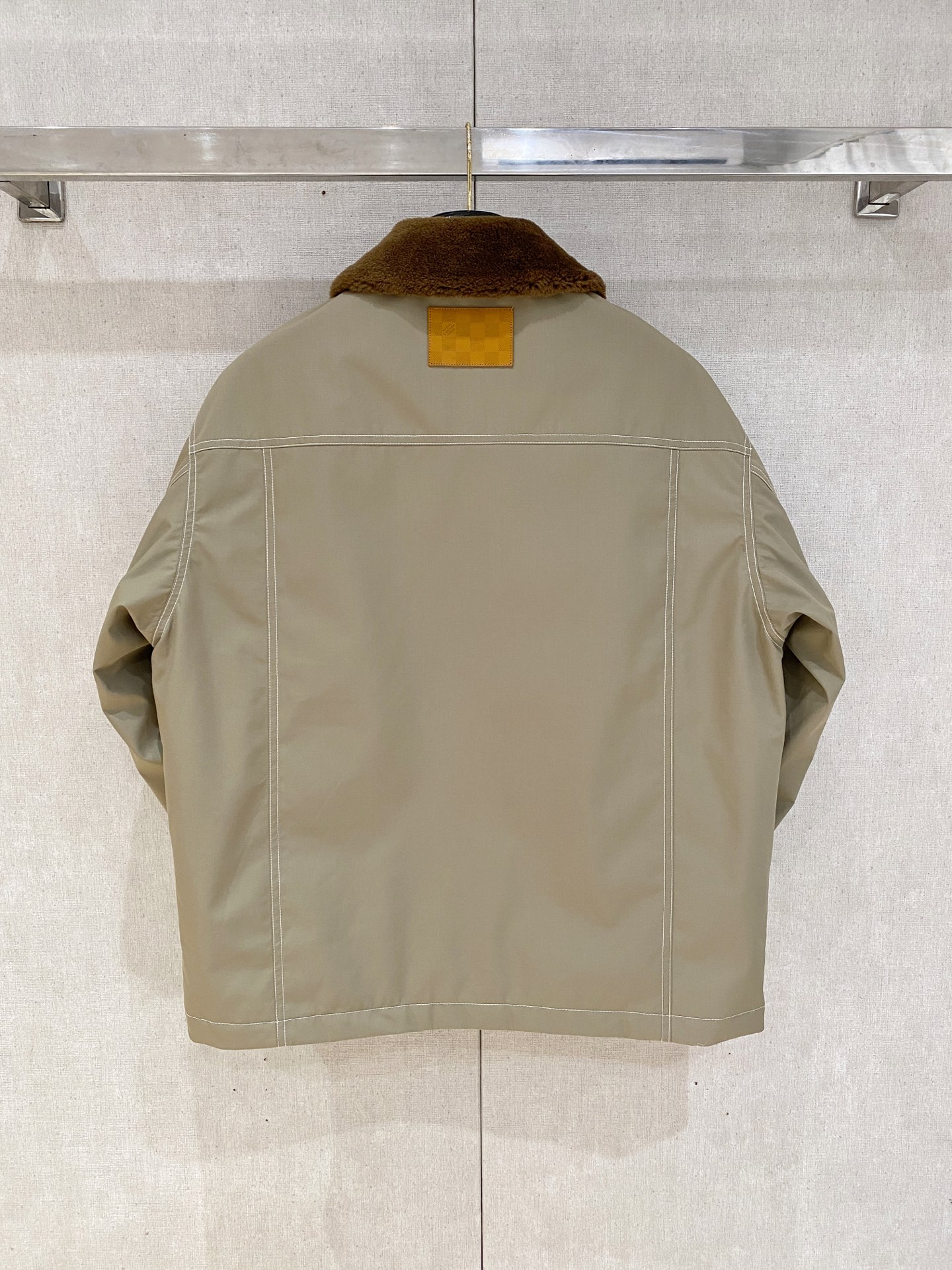 。 路家秋冬男装Praz抽绳风帽短款羽绒夹克Praz抽绳风帽短款羽绒夹克是秋冬男装系列中的一款，以黑色为