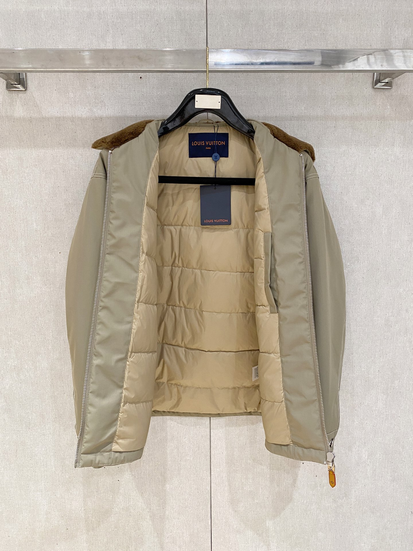 。 路家秋冬男装Praz抽绳风帽短款羽绒夹克Praz抽绳风帽短款羽绒夹克是秋冬男装系列中的一款，以黑色为