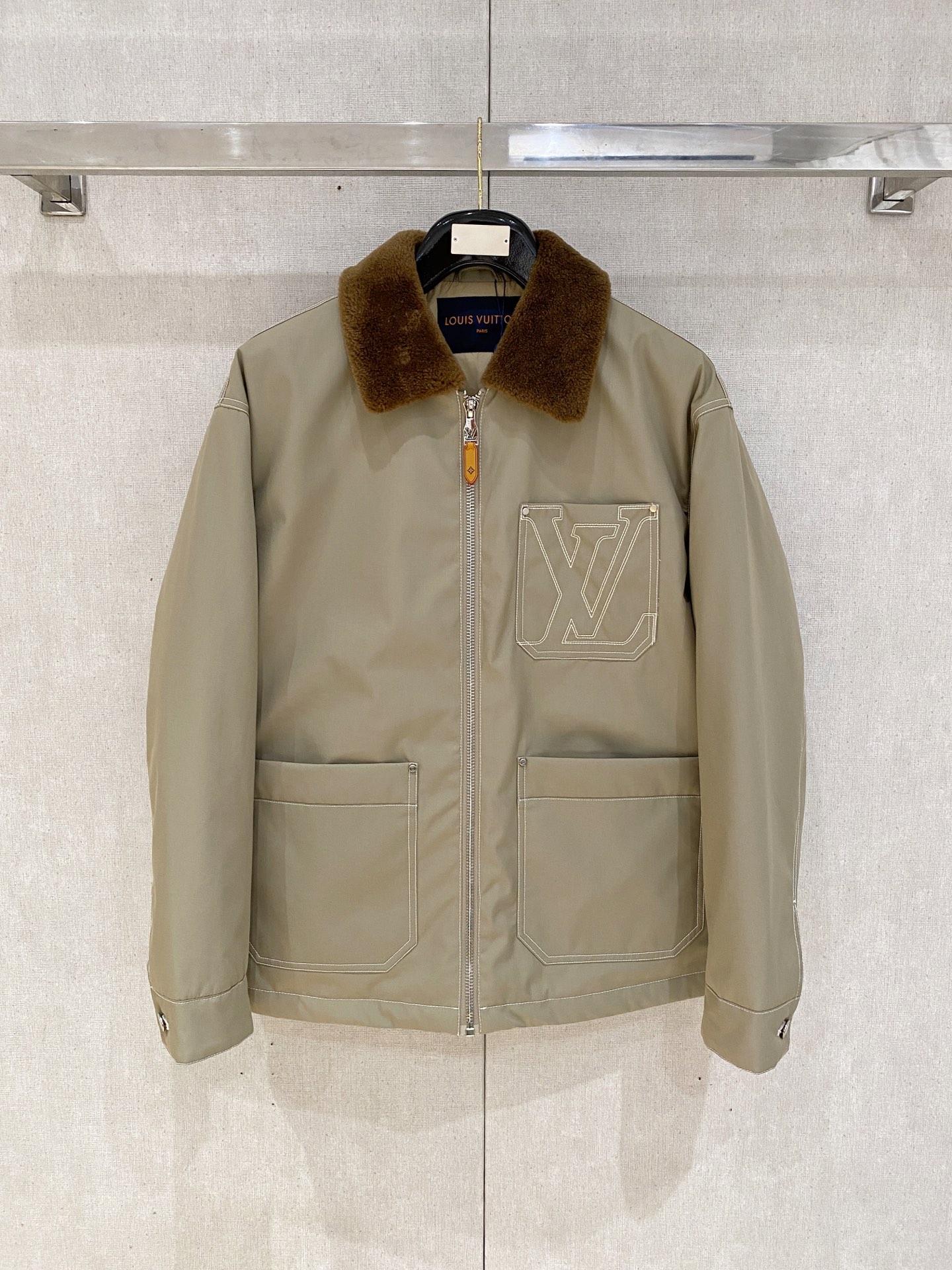 。 路家秋冬男装Praz抽绳风帽短款羽绒夹克Praz抽绳风帽短款羽绒夹克是秋冬男装系列中的一款，以黑色为