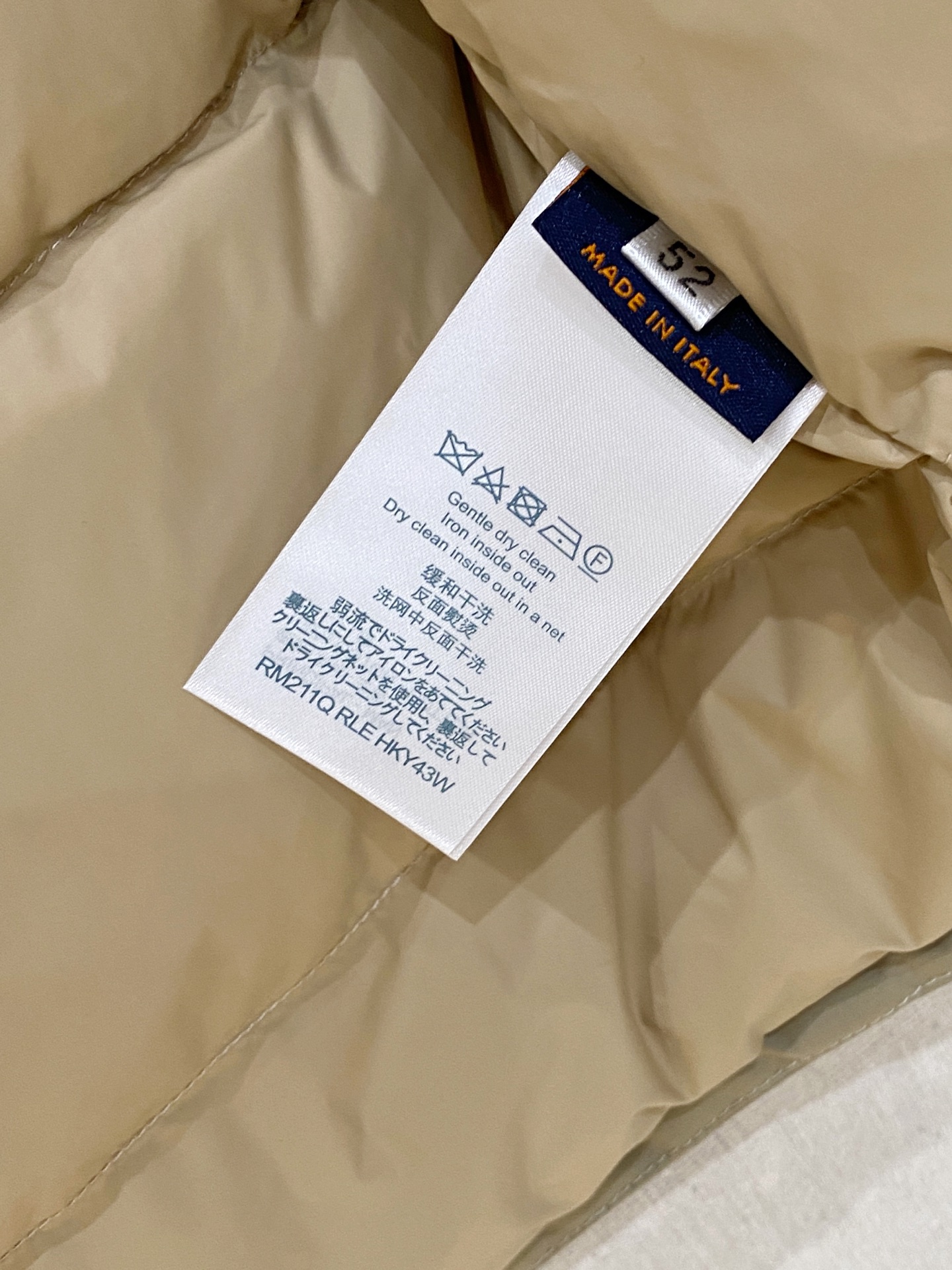 。 路家秋冬男装Praz抽绳风帽短款羽绒夹克Praz抽绳风帽短款羽绒夹克是秋冬男装系列中的一款，以黑色为