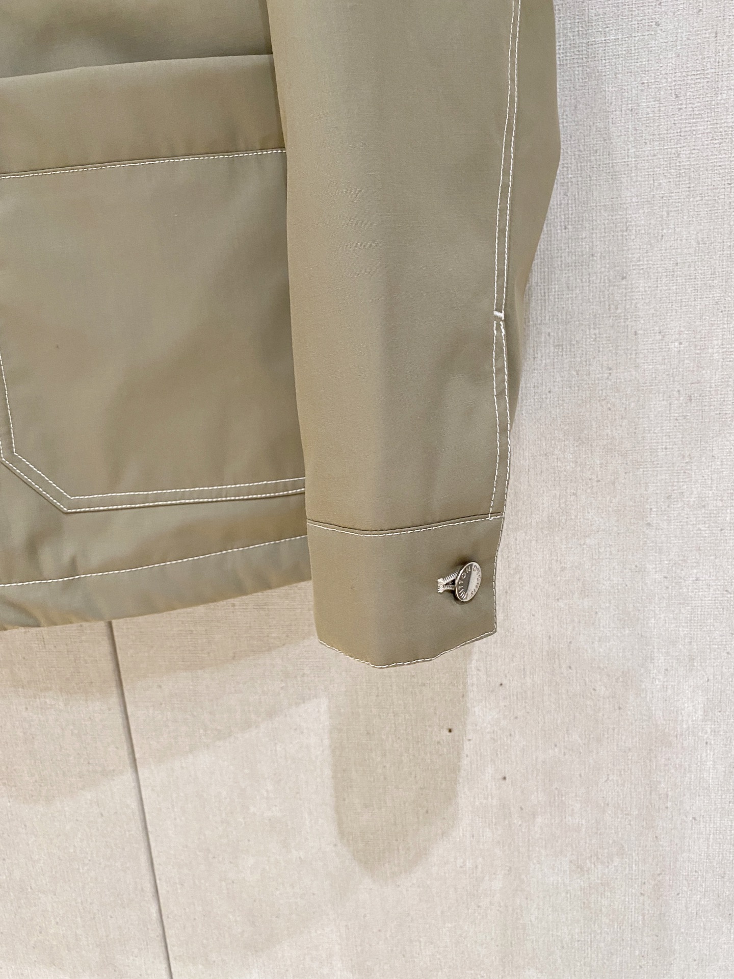 。 路家秋冬男装Praz抽绳风帽短款羽绒夹克Praz抽绳风帽短款羽绒夹克是秋冬男装系列中的一款，以黑色为