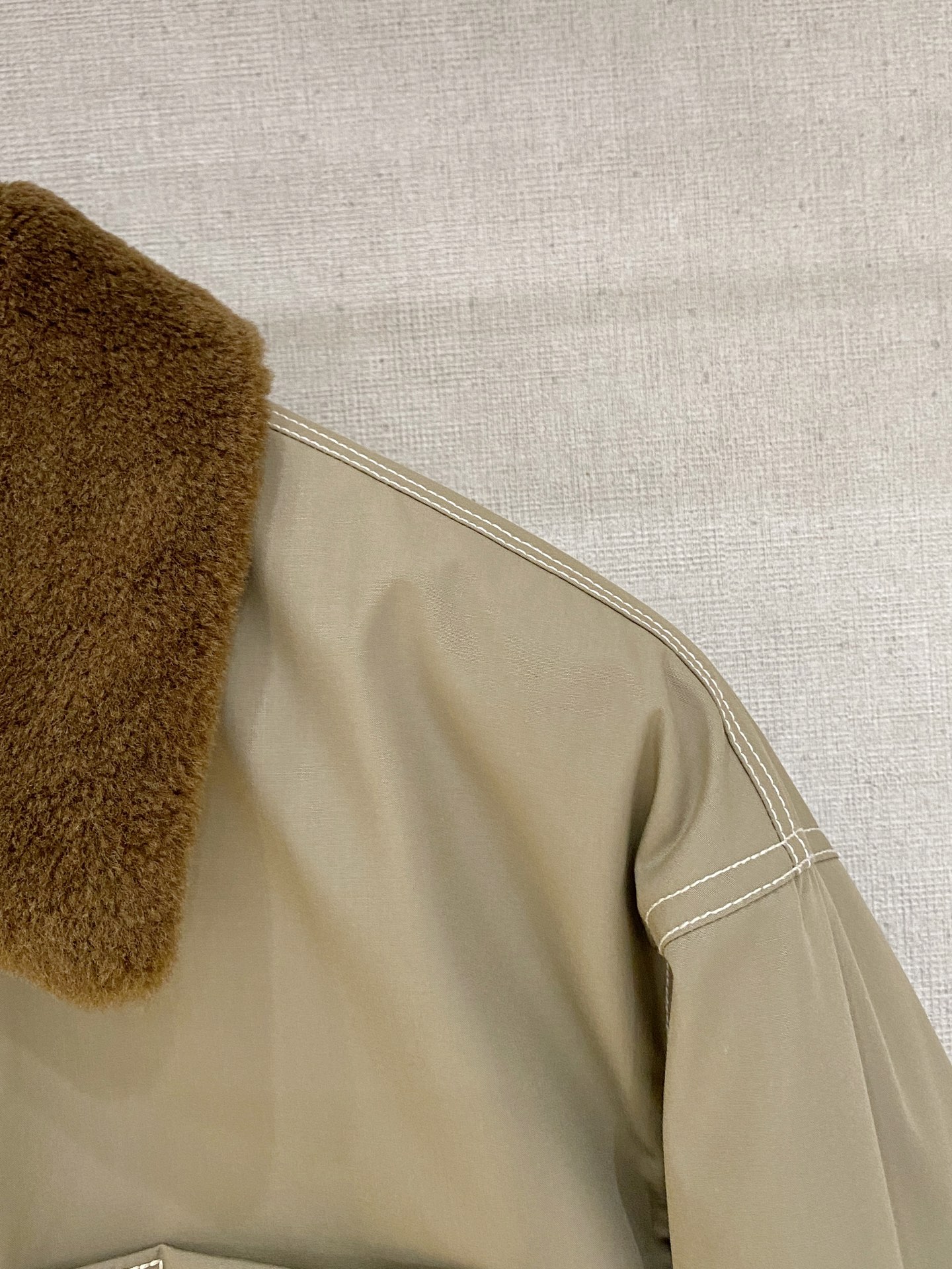 。 路家秋冬男装Praz抽绳风帽短款羽绒夹克Praz抽绳风帽短款羽绒夹克是秋冬男装系列中的一款，以黑色为