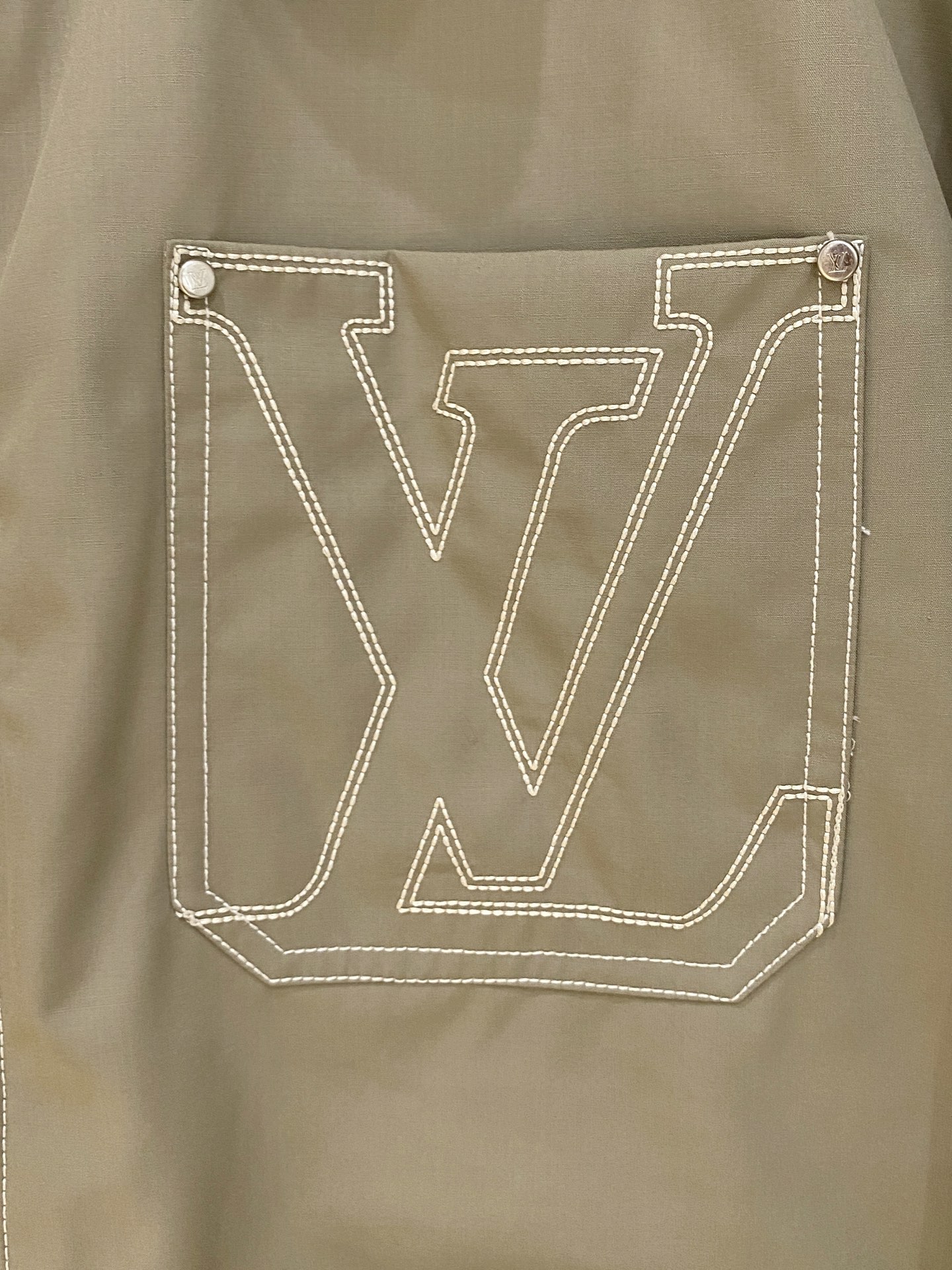 。 路家秋冬男装Praz抽绳风帽短款羽绒夹克Praz抽绳风帽短款羽绒夹克是秋冬男装系列中的一款，以黑色为