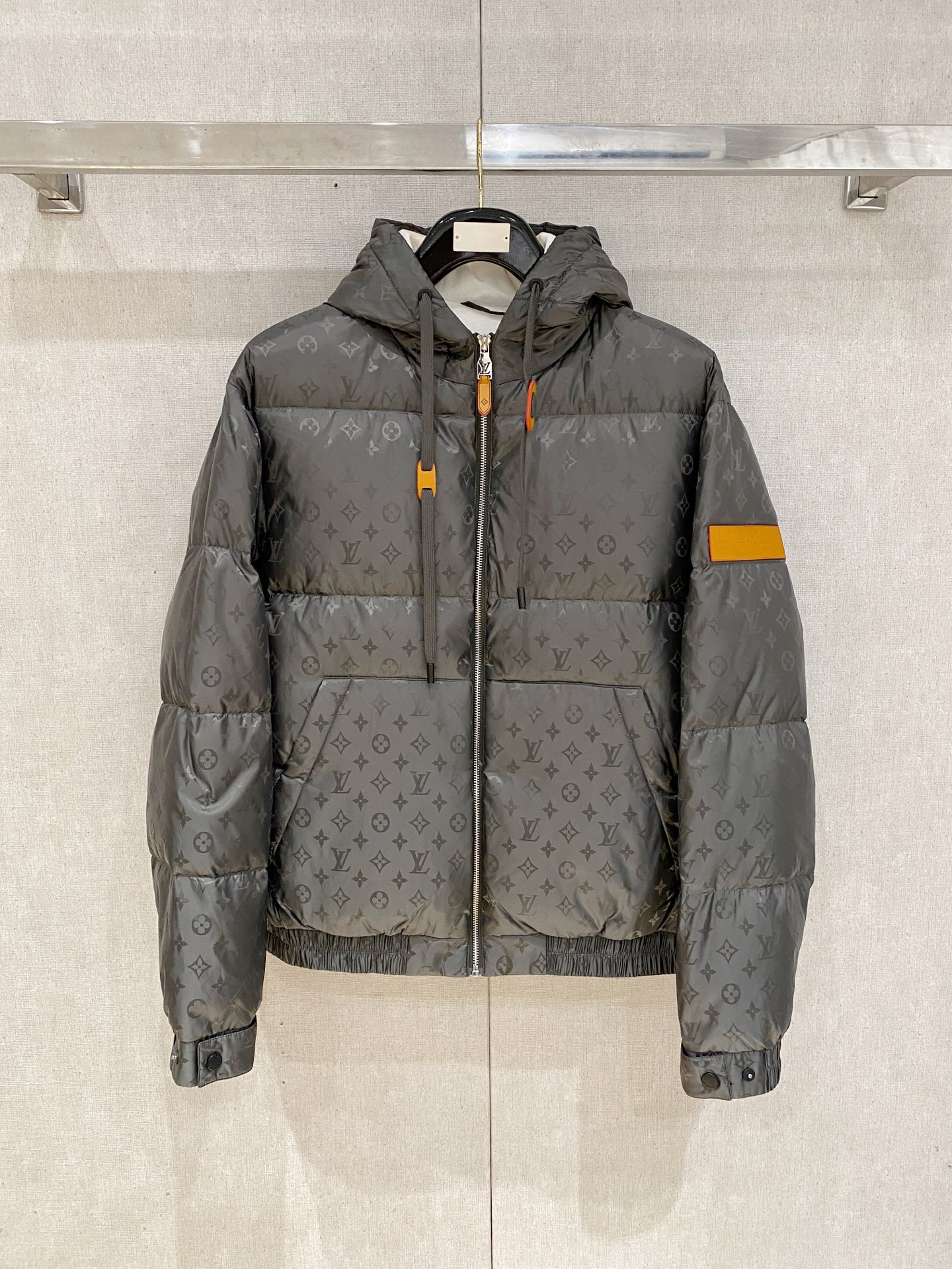 NO:624379,Lujia Autumn and Winter Men's Clothing Praz Drawstring Hood Short Down Jacket Praz Drawstring Hood Short Down Jacket is one of the autumn and winter men's clothing series, with black as the main color, which is both fashionable and practical. This Praz down jacket adopts a black jacket design, which is simple yet elegant. Its unique drawstring hood design not only adds a sense of fashion, but also provides the wearer with additional warmth in the cold wind. The short cut highlights the sophistication and neatness of men.  The jacket is made of customized elastic knitted thick thermal fabric, which not only has excellent thermal insulation performance, but also has good elasticity and wear resistance. The customized knitting process makes the fabric tighter and effectively prevents the intrusion of cold air. The interior is filled with high-quality 90 white goose down to ensure the thermal insulation performance of the jacket  The main color is black, making the jacket more classic and versatile. It can be easily matched with a fashionable look whether in formal occasions or leisure time. Its customized elastic knitted thick warm fabric and unique design style make it stand out among many down jackets and become the first choice for men in autumn and winter. Size data: M, L, XL, XXL, XXXL,, prada, jackets & coats, jackets & coats, down jacket, hats, alexander wang19860909路家秋冬男装Praz抽绳风帽短款羽绒夹克Praz抽绳风帽短款羽绒夹克是秋冬男装系列中的一款,以黑色为主色调,兼具时尚与实用性. 这款Praz羽绒夹克采用黑色外套设计,简约而不失大气.其独特的抽绳风帽设计,不仅增添了时尚感,还能在寒风中为佩戴者提供额外的保暖效果.短款剪裁更是凸显男性的干练与利落. 外套采用定制弹力针织厚实保暖面料,这种面料不仅具有出色的保暖性能,还具有较好的弹性和耐磨性.定制的针织工艺使得面料更加紧密,有效防止冷空气的侵入. 内里采用高质量的90白鹅羽绒填充,保证了外套的保暖性能 以黑色为主色调,使得外套更加经典百搭.无论是在正式场合还是休闲时光,都能轻松搭配出时尚的造型.其定制弹力针织厚实保暖面料和独特的设计风格使得它在众多羽绒外套中脱颖而出,成为男性秋冬季节的首选单品. 尺码数据:M,L,XL,XXL,XXXL,,prada,jackets & coats,jackets & coats,down jacket,hats,alexander wang,Men's clothing