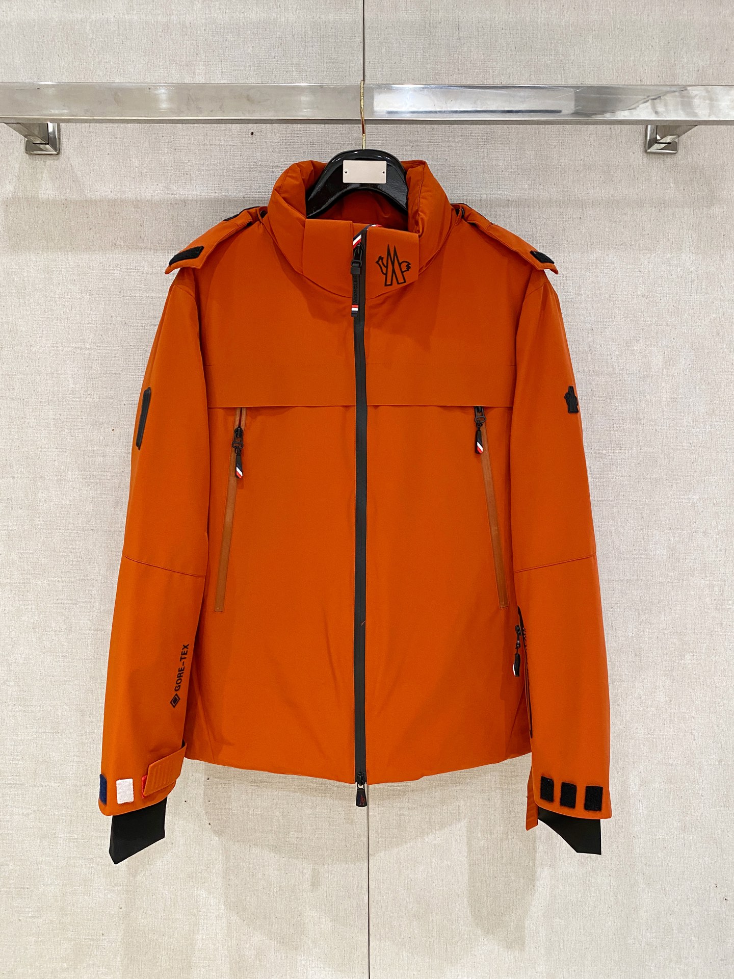 NO:537913,Moncler/Shield Autumn and Winter Men's Praz Drawstring Hood Short Down Jacket Praz Drawstring Hood Short Down Jacket is one of the Moncler/Shield Autumn and Winter Men's Clothing Series. Its main color is black, and it is both fashionable and practical. This Praz Down Jacket is designed with a black jacket, which is simple and yet atmospheric. Its unique drawstring hood design not only adds a sense of fashion, but also provides the wearer with additional warmth in the cold wind. The short cut highlights the ability and neatness of men. The jacket uses a customized elastic knit thick warm fabric, which not only has excellent warmth performance, but also has good elasticity and wear resistance. The customized knitting process makes the fabric tighter and effectively prevents the invasion of cold air. The inner part is filled with high-quality 90 white goose down, ensuring the warmth performance of the jacket  The main color of black makes the jacket more classic and versatile. Whether in formal occasions or casual time, it can easily match fashionable styles. Its custom elastic knit thick and warm fabric and unique design style make it stand out among many down jackets and become the first choice for men in autumn and winter. Size data: (1 2 3 4 5),,prada,Moncler,jackets & coats,jackets & coats,down jacket,hats,alexander wang19860909Moncler/蒙口秋冬男装Praz抽绳风帽短款羽绒夹克Praz抽绳风帽短款羽绒夹克是Moncler/蒙口秋冬男装系列中的一款,以黑色为主色调,兼具时尚与实用性. 这款Praz羽绒夹克采用黑色外套设计,简约而不失大气.其独特的抽绳风帽设计,不仅增添了时尚感,还能在寒风中为佩戴者提供额外的保暖效果.短款剪裁更是凸显男性的干练与利落. 外套采用定制弹力针织厚实保暖面料,这种面料不仅具有出色的保暖性能,还具有较好的弹性和耐磨性.定制的针织工艺使得面料更加紧密,有效防止冷空气的侵入. 内里采用高质量的90白鹅羽绒填充,保证了外套的保暖性能 以黑色为主色调,使得外套更加经典百搭.无论是在正式场合还是休闲时光,都能轻松搭配出时尚的造型.其定制弹力针织厚实保暖面料和独特的设计风格使得它在众多羽绒外套中脱颖而出,成为男性秋冬季节的首选单品. 尺码数据:(1 2 3 4 5),,prada,Moncler,jackets & coats,jackets & coats,down jacket,hats,alexander wang,Men's clothing