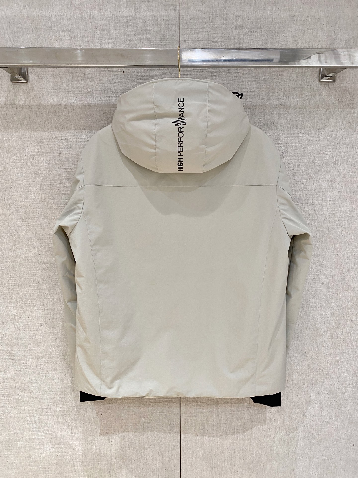 。Moncler/蒙口秋冬男装Praz抽绳风帽短款羽绒夹克Praz抽绳风帽短款羽绒夹克是Moncler/