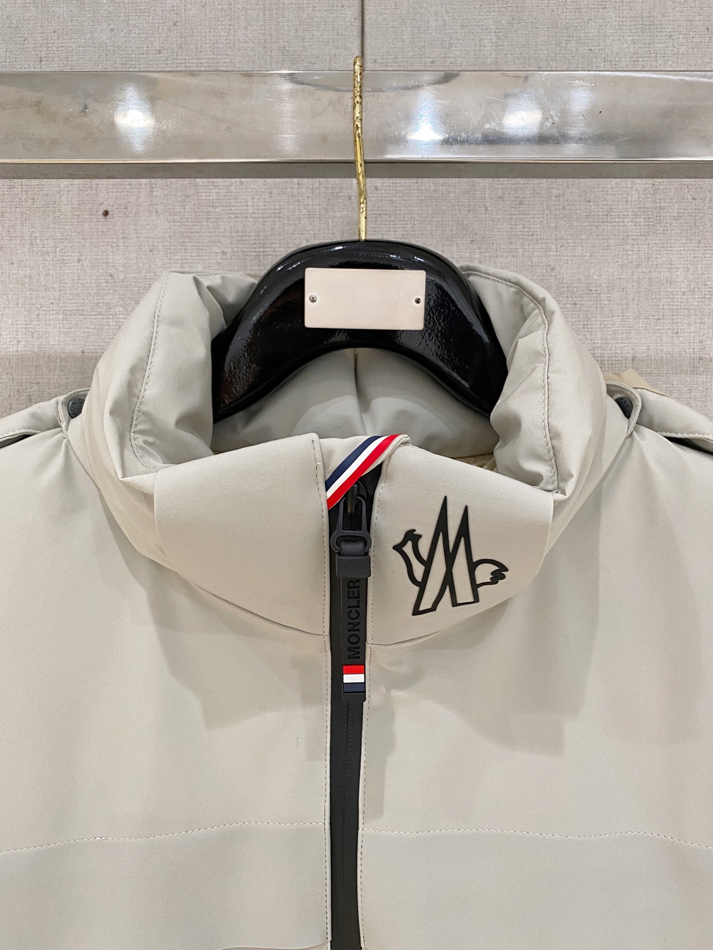 。Moncler/蒙口秋冬男装Praz抽绳风帽短款羽绒夹克Praz抽绳风帽短款羽绒夹克是Moncler/