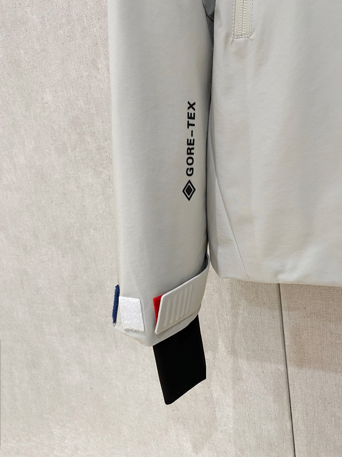 。Moncler/蒙口秋冬男装Praz抽绳风帽短款羽绒夹克Praz抽绳风帽短款羽绒夹克是Moncler/