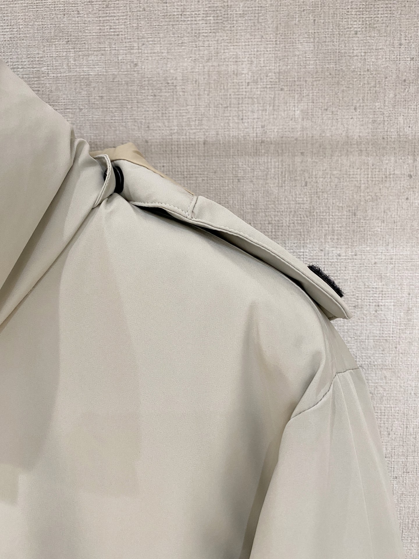 。Moncler/蒙口秋冬男装Praz抽绳风帽短款羽绒夹克Praz抽绳风帽短款羽绒夹克是Moncler/