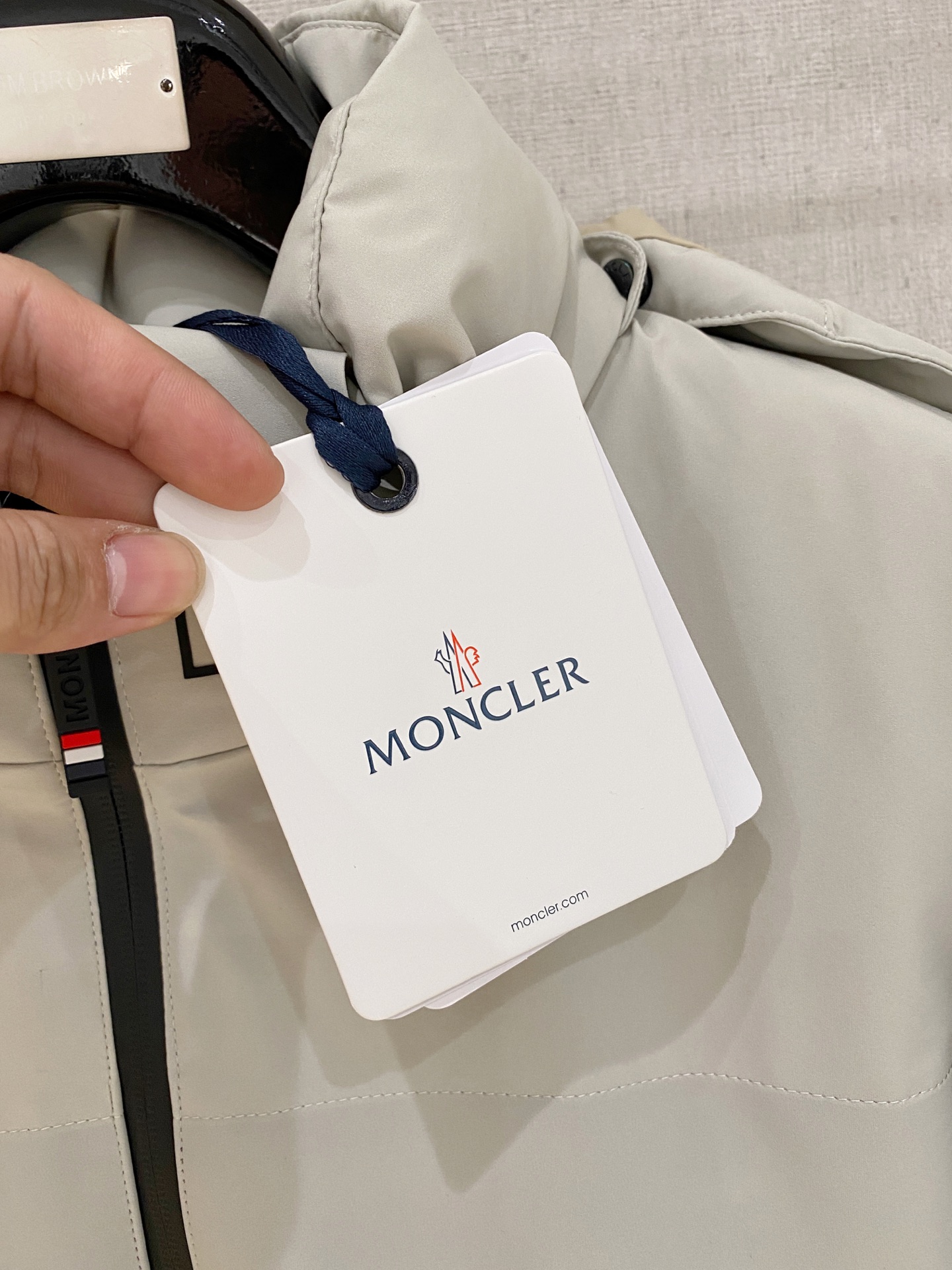 。Moncler/蒙口秋冬男装Praz抽绳风帽短款羽绒夹克Praz抽绳风帽短款羽绒夹克是Moncler/