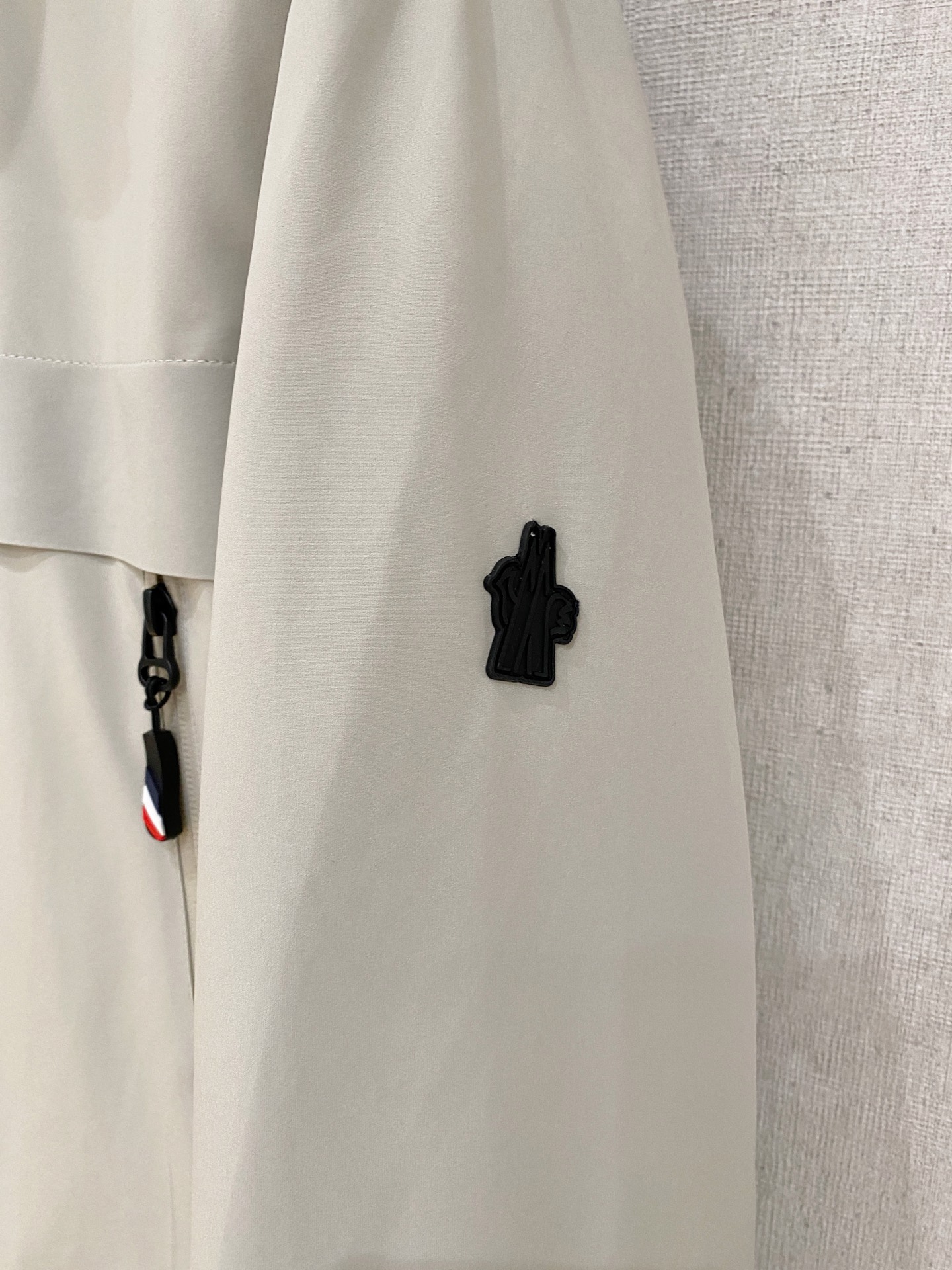 。Moncler/蒙口秋冬男装Praz抽绳风帽短款羽绒夹克Praz抽绳风帽短款羽绒夹克是Moncler/