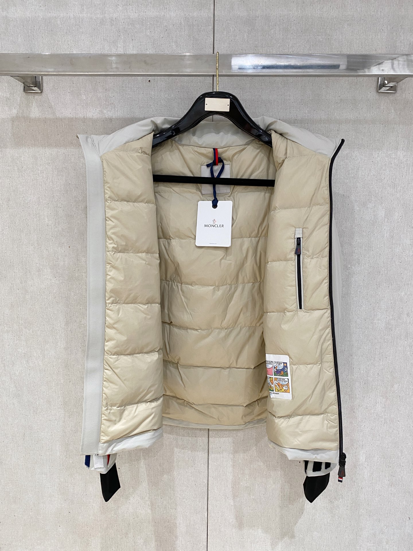 。Moncler/蒙口秋冬男装Praz抽绳风帽短款羽绒夹克Praz抽绳风帽短款羽绒夹克是Moncler/