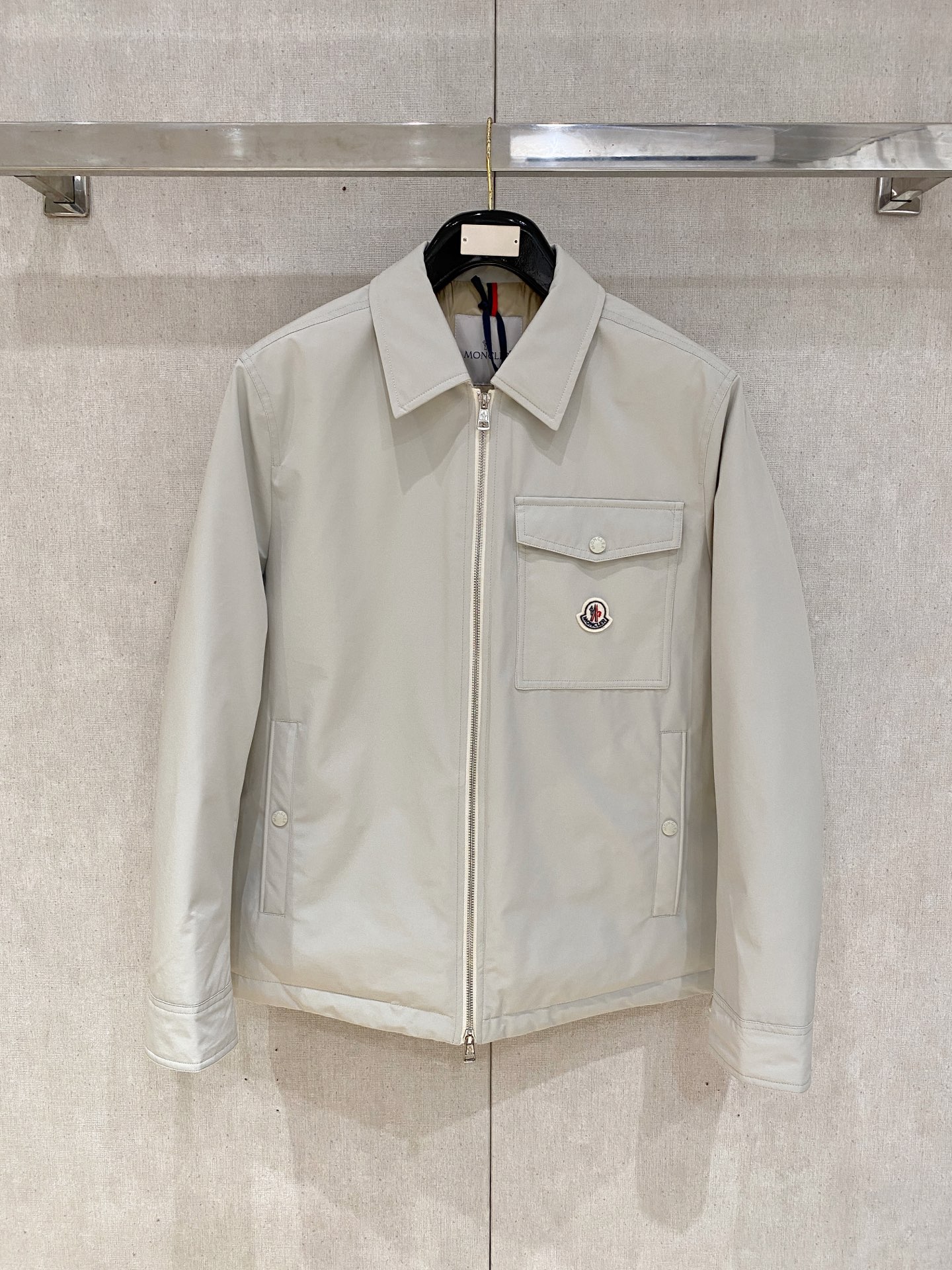 NO:537919,Moncler/Shield Autumn and Winter Men's Praz Drawstring Hood Short Down Jacket Praz Drawstring Hood Short Down Jacket is one of the Moncler/Shield Autumn and Winter Men's Clothing Series. Its main color is black, and it is both fashionable and practical. This Praz Down Jacket is designed with a black jacket, which is simple and yet atmospheric. Its unique drawstring hood design not only adds a sense of fashion, but also provides the wearer with additional warmth in the cold wind. The short cut highlights the ability and neatness of men. The jacket uses a customized elastic knit thick warm fabric, which not only has excellent warmth performance, but also has good elasticity and wear resistance. The customized knitting process makes the fabric tighter and effectively prevents the invasion of cold air. The inner part is filled with high-quality 90 white goose down, ensuring the warmth performance of the jacket  The main color of black makes the jacket more classic and versatile. Whether in formal occasions or casual time, it can easily match fashionable styles. Its custom elastic knit thick and warm fabric and unique design style make it stand out among many down jackets and become the first choice for men in autumn and winter. Size data: (1 2 3 4 5),,prada,Moncler,jackets & coats,jackets & coats,down jacket,hats,alexander wang19860909Moncler/蒙口秋冬男装Praz抽绳风帽短款羽绒夹克Praz抽绳风帽短款羽绒夹克是Moncler/蒙口秋冬男装系列中的一款,以黑色为主色调,兼具时尚与实用性. 这款Praz羽绒夹克采用黑色外套设计,简约而不失大气.其独特的抽绳风帽设计,不仅增添了时尚感,还能在寒风中为佩戴者提供额外的保暖效果.短款剪裁更是凸显男性的干练与利落. 外套采用定制弹力针织厚实保暖面料,这种面料不仅具有出色的保暖性能,还具有较好的弹性和耐磨性.定制的针织工艺使得面料更加紧密,有效防止冷空气的侵入. 内里采用高质量的90白鹅羽绒填充,保证了外套的保暖性能 以黑色为主色调,使得外套更加经典百搭.无论是在正式场合还是休闲时光,都能轻松搭配出时尚的造型.其定制弹力针织厚实保暖面料和独特的设计风格使得它在众多羽绒外套中脱颖而出,成为男性秋冬季节的首选单品. 尺码数据:(1 2 3 4 5),,prada,Moncler,jackets & coats,jackets & coats,down jacket,hats,alexander wang,Men's clothing