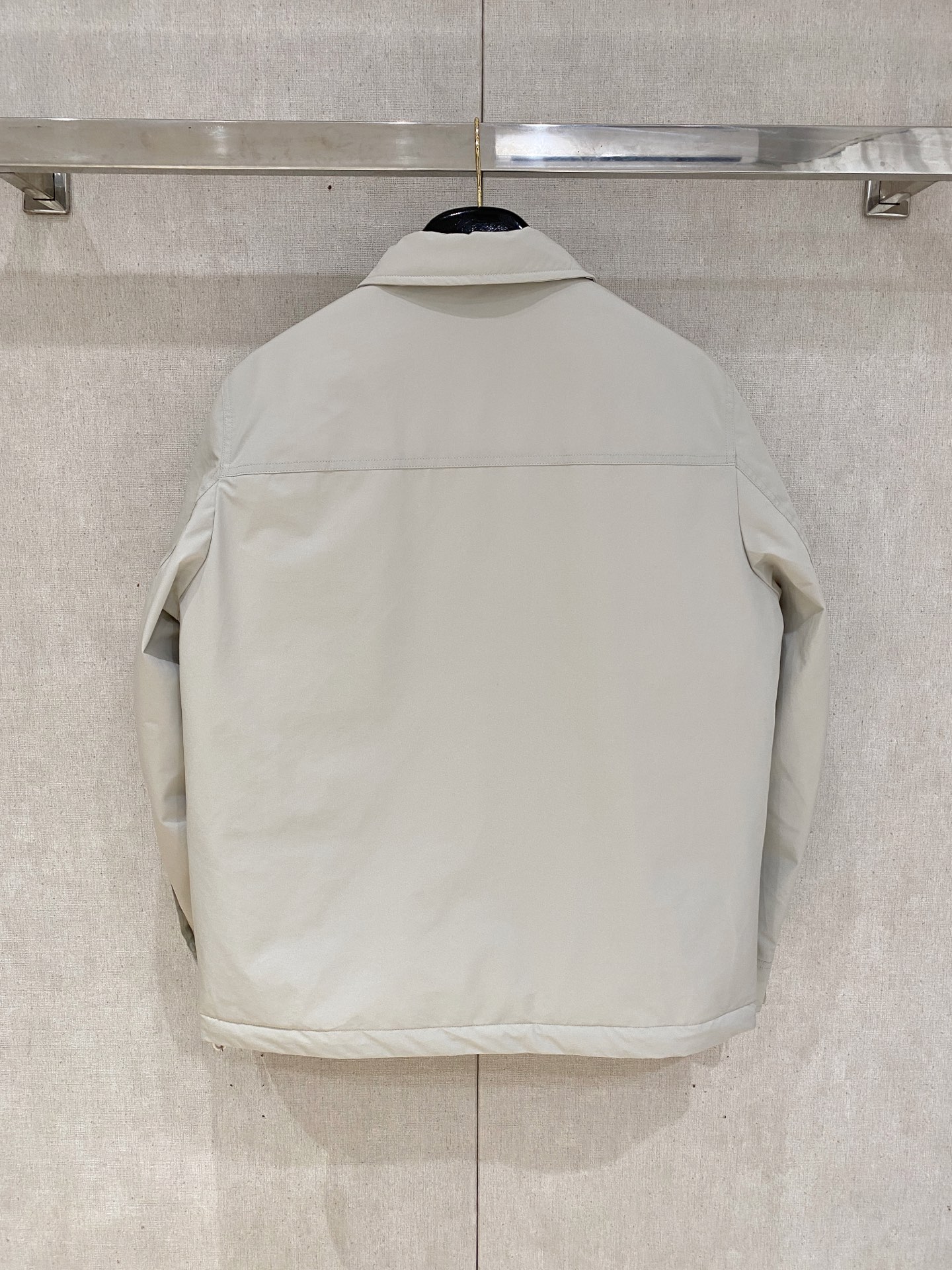 。 Moncler/蒙口秋冬男装Praz抽绳风帽短款羽绒夹克Praz抽绳风帽短款羽绒夹克是Moncler