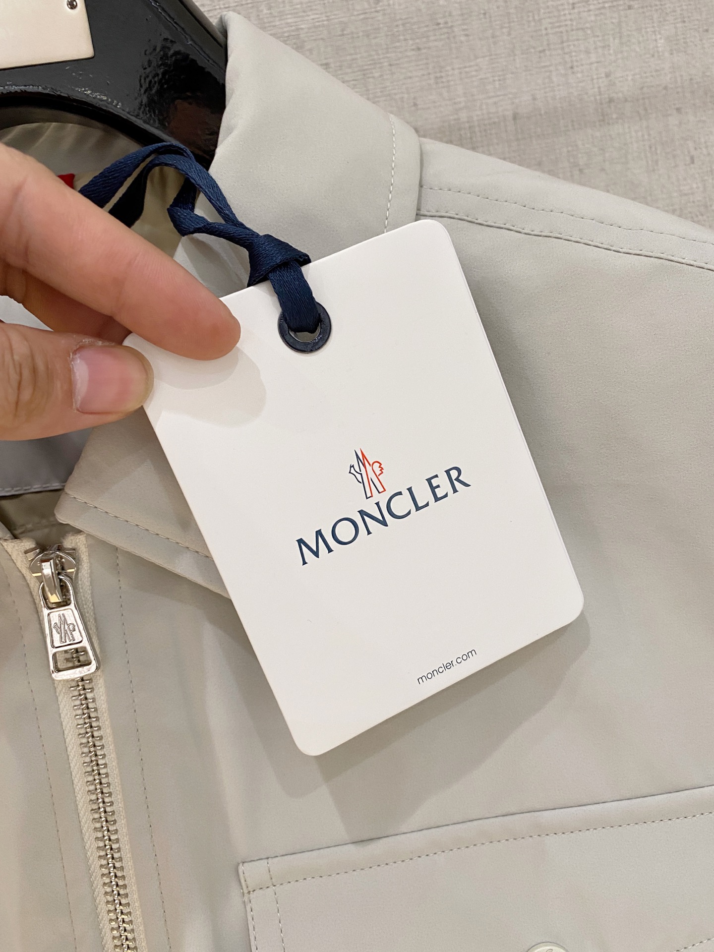 。 Moncler/蒙口秋冬男装Praz抽绳风帽短款羽绒夹克Praz抽绳风帽短款羽绒夹克是Moncler