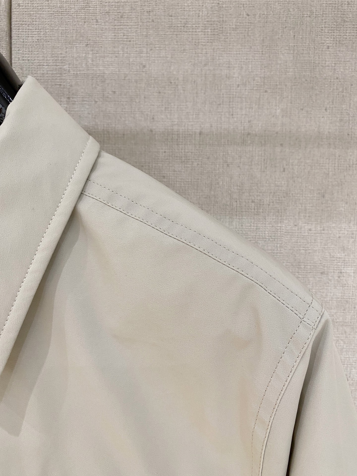 。 Moncler/蒙口秋冬男装Praz抽绳风帽短款羽绒夹克Praz抽绳风帽短款羽绒夹克是Moncler