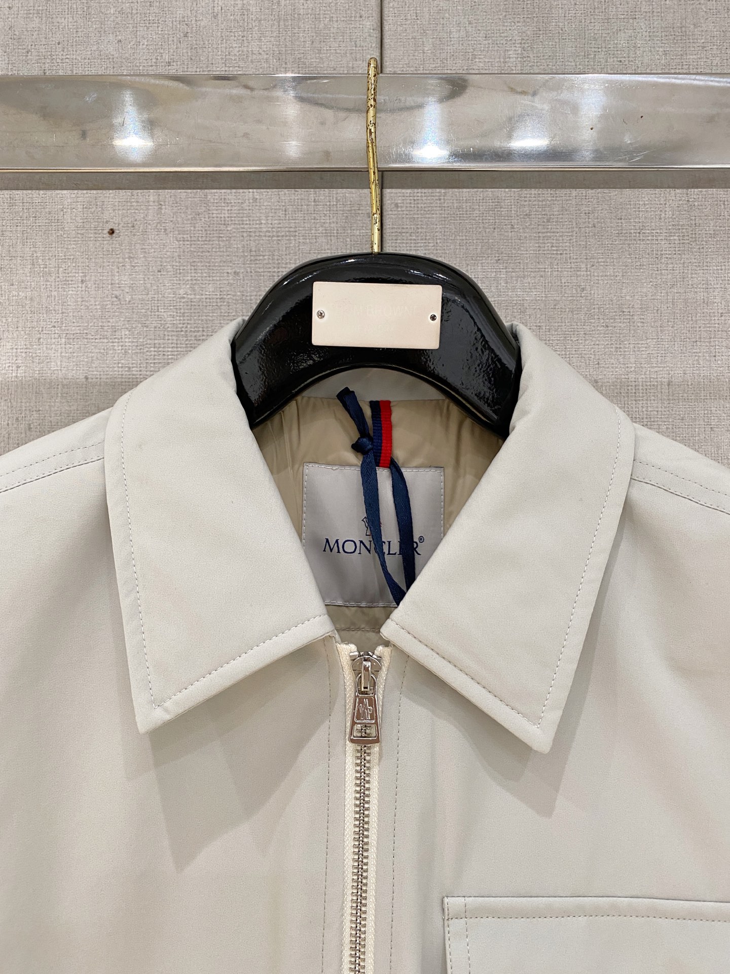 。 Moncler/蒙口秋冬男装Praz抽绳风帽短款羽绒夹克Praz抽绳风帽短款羽绒夹克是Moncler