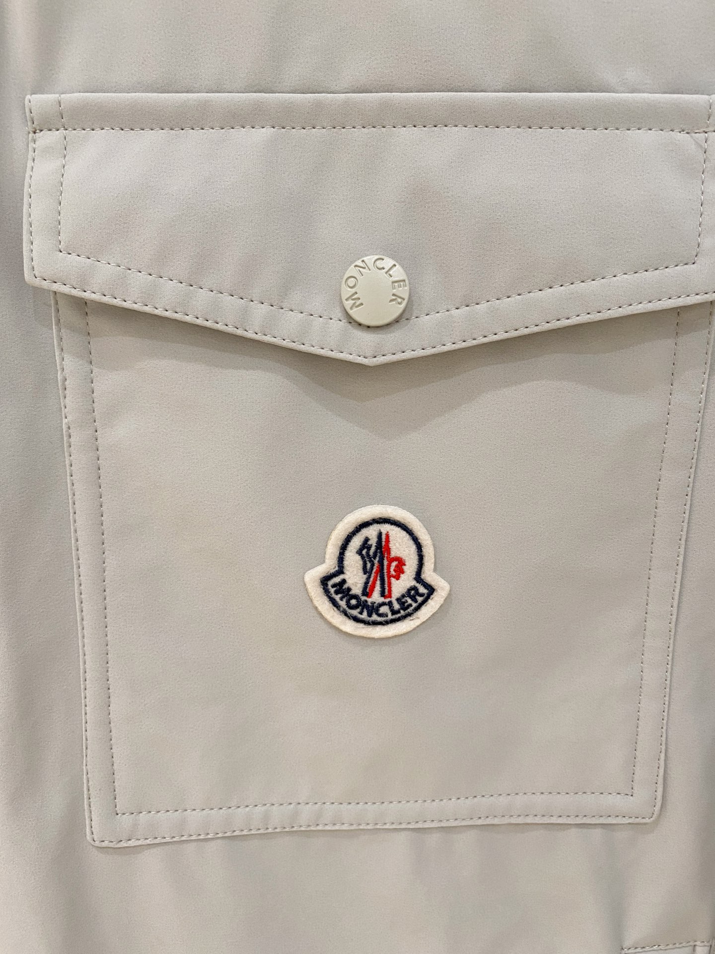 。 Moncler/蒙口秋冬男装Praz抽绳风帽短款羽绒夹克Praz抽绳风帽短款羽绒夹克是Moncler