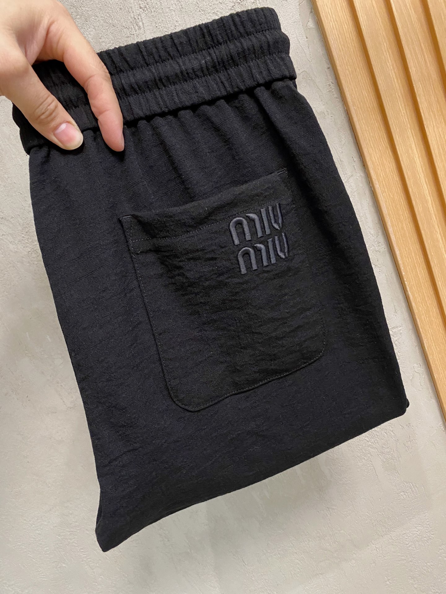 NO:540420,Miao Miao 2025 autumn and winter custom casual pants are clean and neatly tailored, full of urban style. It uses worsted fabric to feel soft and glutinous. The upper body effect is stylish. The classic logo design is very beautiful and has so many top-level raw materials to create high-end products with unparalleled value. The first choice for high-end fashion and fashion people. Size M-3XL, alexander wang19860909缪缪 2025 秋冬定制休闲裤 干净利落剪裁,都市风十足 采用精纺面料手感软糯.上身效果有型.经典logo设计非常好看如此众多的顶级原料,打造出价值感无与伦比的高端产品,高端潮流时尚人士首选 尺码M-3XL,,alexander wang,Men's clothing