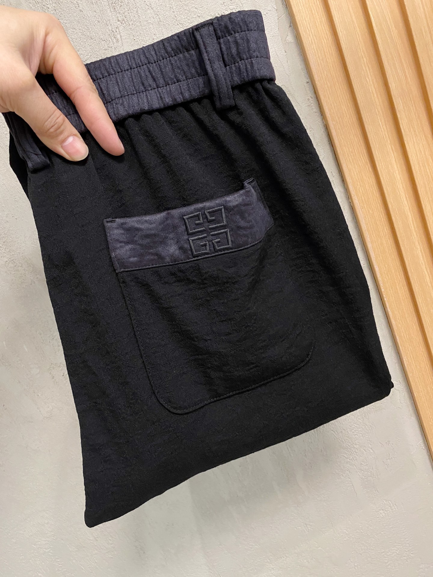NO:540417,GVC2025 autumn and winter new casual pants! It is released simultaneously on the official website. The brand's classic logo casual pants, customized fabric, excellent comfort and strong hand touch. It has a high recognition and perfect quality craftsmanship. Size: m-3XL,,alexander wang19860909GVC2025秋冬新款休闲裤!官网同步发售.品牌经典logo休闲裤,定制面料,舒适度极好,手触感强烈.辨识度极高,完美品相工艺. 尺码: m-3XL,,alexander wang,Men's clothing