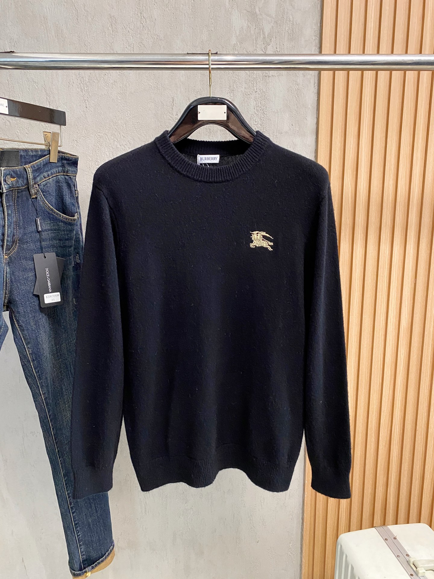 NO:606449,Burberry 2025ss autumn and winter new fashion casual base single wear round neck business casual basic high-end worsted pure wool sweater, comfortable and warm!  Anti-pilling, non-irritating to the skin, can be worn close to the skin, and designed with luxurious classic elements!  There is no overly complicated craftsmanship. What I play is the fusion of design and materials. Simple European style. A must-have for autumn and winter. Counter sizes M-3XL, burberry, sweaters, alexander wang19860909巴宝莉 2025ss秋冬新品时尚休闲打底单穿圆领商务休闲基础高档精纺纯羊毛毛衣 舒适保暖！抗起球不刺激皮肤,可贴身穿,奢华经典元素设计！没有过多复杂的工艺 玩的就是设计与材质的融合 简约的欧风 秋冬季必备 专柜尺码M-3XL,,burberry,sweaters,alexander wang,Men's clothing