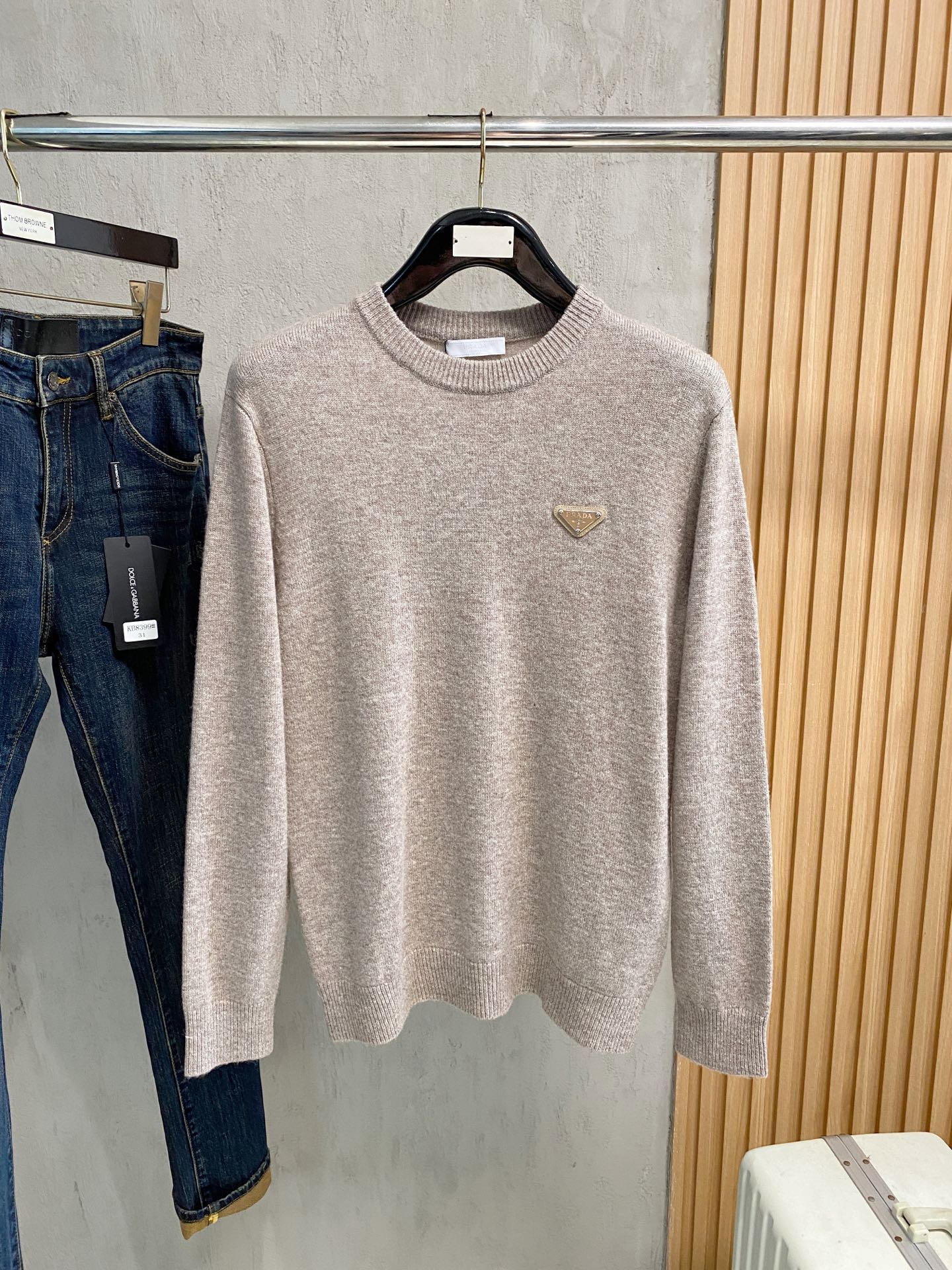 NO:606437,Prada 2025ss autumn and winter new fashion casual bottoming single wear round neck business casual basic high-end worsted pure wool sweater, comfortable and warm!  Anti-pilling, non-irritating to the skin, can be worn close to the skin, and designed with luxurious classic elements!  There is no overly complicated craftsmanship. It is about the integration of design and materials. Simple European style. A must-have for autumn and winter. Counter sizes M-3XL, prada, sweaters, alexander wang19860909普拉达 2025ss秋冬新品时尚休闲打底单穿圆领商务休闲基础高档精纺纯羊毛毛衣 舒适保暖！抗起球不刺激皮肤,可贴身穿,奢华经典元素设计！没有过多复杂的工艺 玩的就是设计与材质的融合 简约的欧风 秋冬季必备 专柜尺码M-3XL,,prada,sweaters,alexander wang,Men's clothing