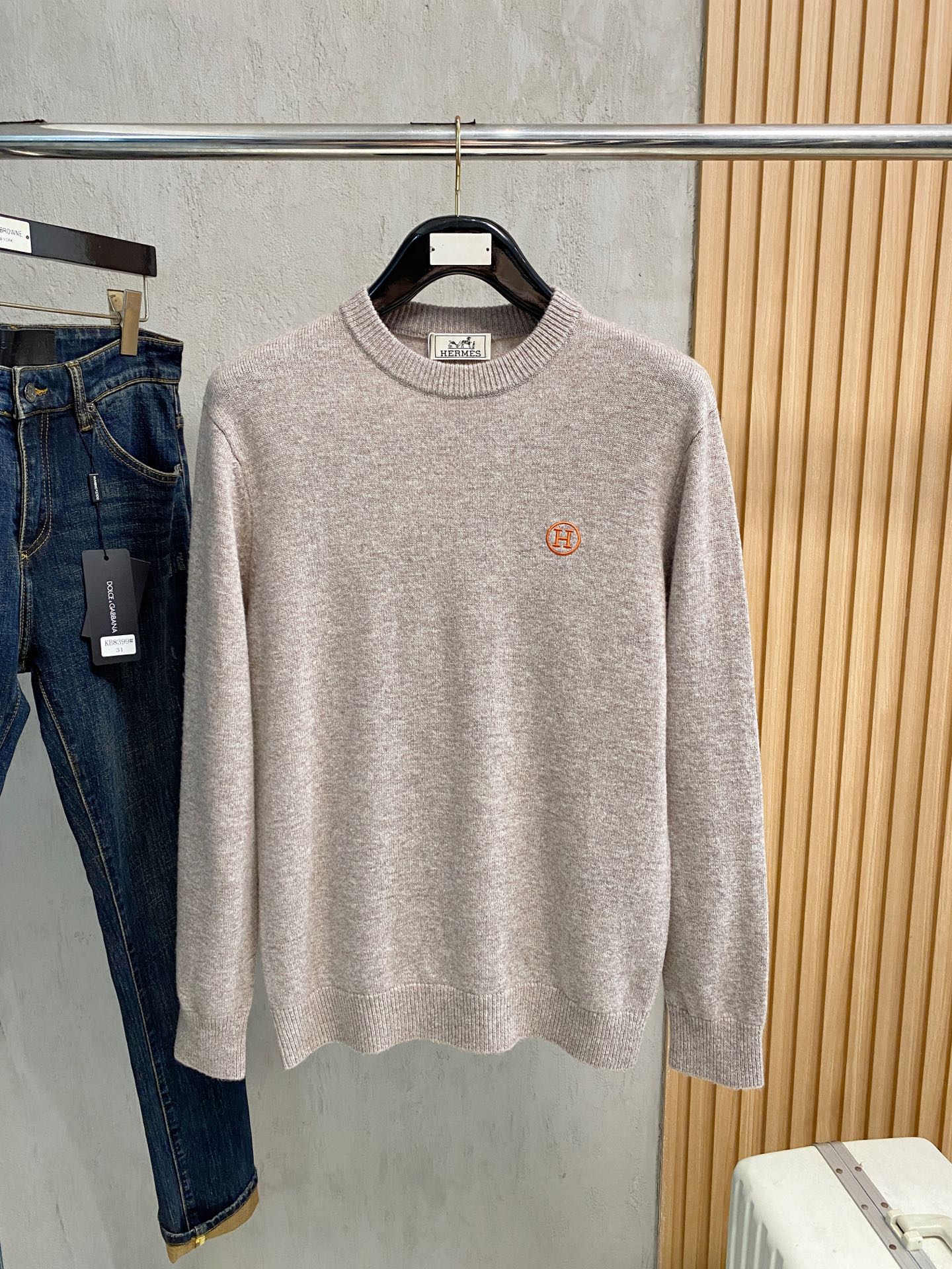 NO:606431,Hermès 2025ss autumn and winter new fashion casual bottoming single wear round neck business casual basic high-end worsted pure wool sweater, comfortable and warm!  Anti-pilling, non-irritating to the skin, can be worn close to the skin, and designed with luxurious classic elements!  There is not too much complicated craftsmanship. What I play is the fusion of design and materials. Simple European style. A must-have for autumn and winter. Counter sizes M-3XL, hermes, sweaters, alexander wang19860909爱马仕 2025ss秋冬新品时尚休闲打底单穿圆领商务休闲基础高档精纺纯羊毛毛衣 舒适保暖！抗起球不刺激皮肤,可贴身穿,奢华经典元素设计！没有过多复杂的工艺 玩的就是设计与材质的融合 简约的欧风 秋冬季必备 专柜尺码M-3XL,,hermes,sweaters,alexander wang,Men's clothing